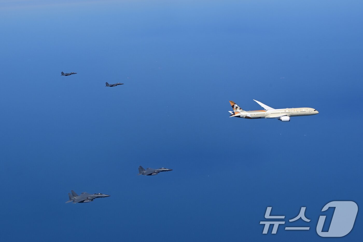 본문 이미지 - 28일 오전 대한민국을 첫 국빈 방문하는 아랍에미리트연합국(UAE) 모하메드 빈 자이드 알 나흐얀 대통령이 탑승한 UAE 대통령기가 대한민국 방공식별구역(KADIZ)에 진입한 후, 대한민국 공군 전투기(F-15K) 4대의 호위를 받고 있다. (대통령실 제공) 2024.5.28/뉴스1 ⓒ News1 오대일 기자
