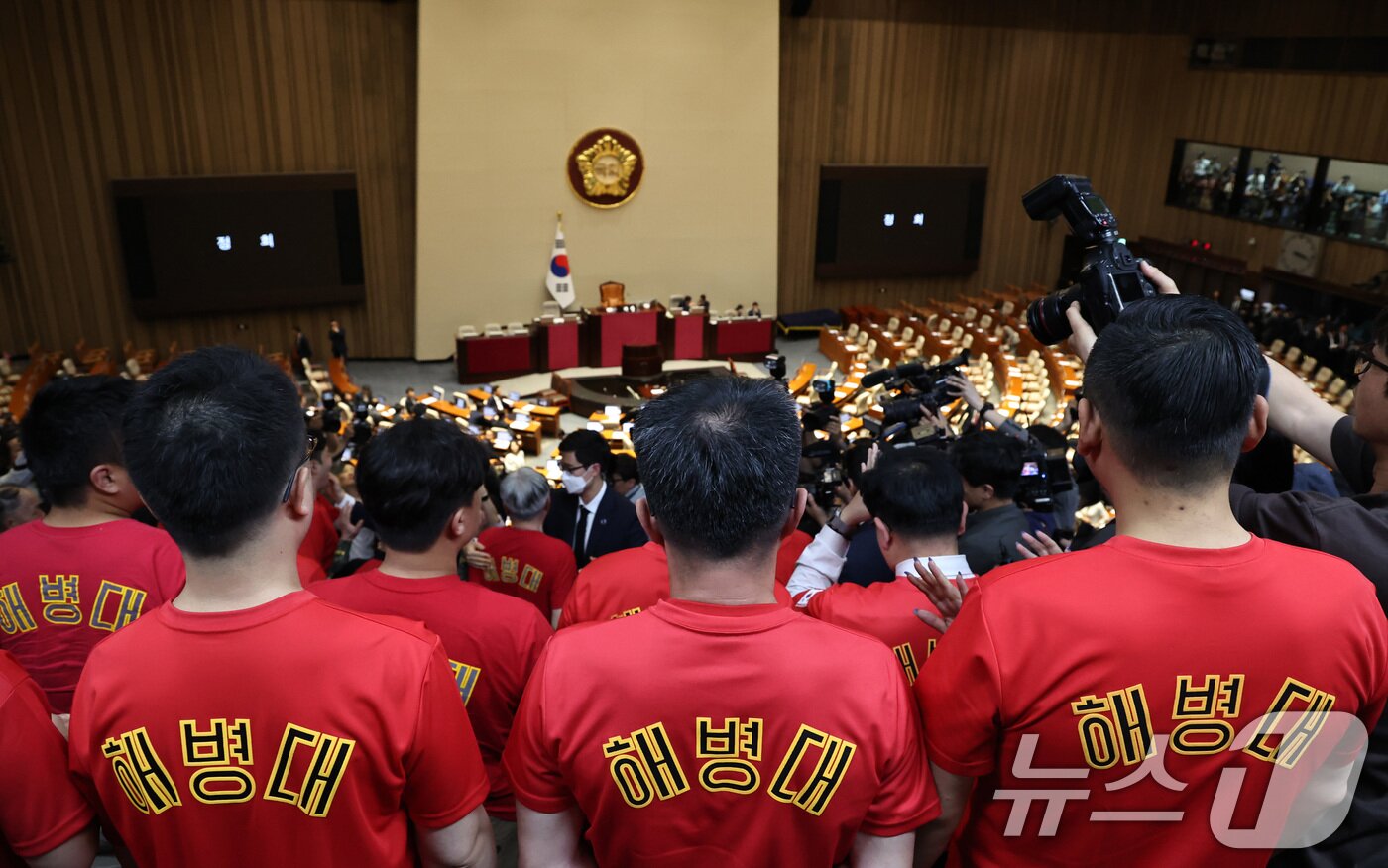 본문 이미지 - 28일 오후 서울 여의도 국회에서 열린 제21대 국회 마지막 본회의에서 채상병 특검법(순직 해병 수사 방해 및 사건 은폐 등의 진상규명을 위한 특별검사의 임명 등에 관한 법률안 재의의 건)이 부결된 뒤 해병대 전우회 회원들이 본회의장에 남아 있다. 채상병 특검법은 재석 의원 294명 중, 찬성 179표·반대 111표·무효 4표로 가결 정족수(196명)에 미달해 부결됐다. 2024.5.28/뉴스1 ⓒ News1 구윤성 기자