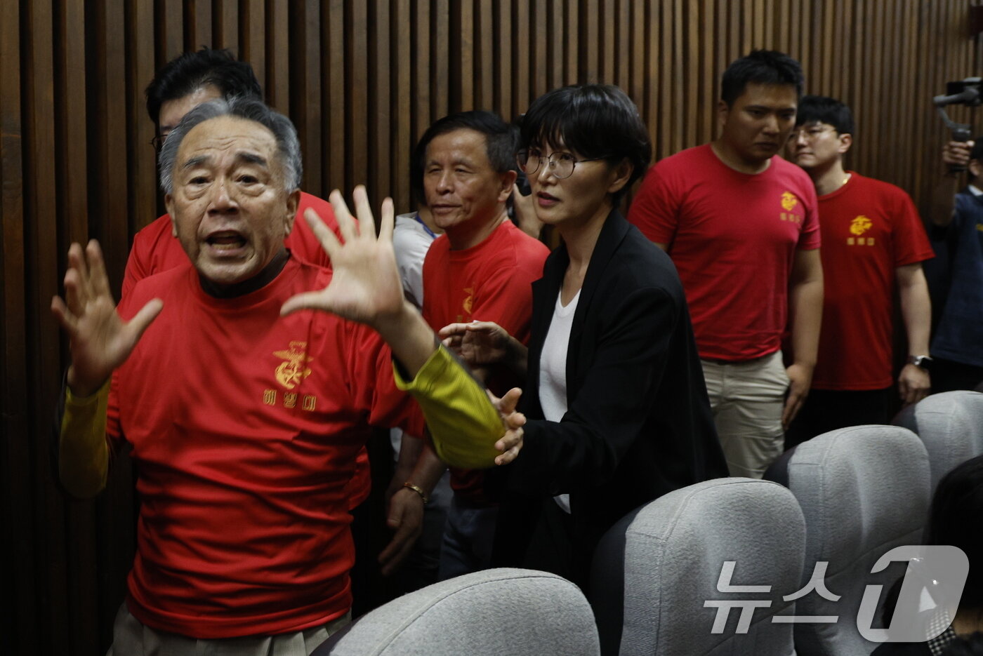 본문 이미지 - 21대 국회 마지막 본회의가 열린 28일 오후 서울 여의도 국회 본회의장에서 해병대원들과 군사망사건 유가족들이 채상병 특검법(순직 해병 수사 방해 및 사건 은폐 등의 진상규명을 위한 특별검사의 임명 등에 관한 법률안 재의의 건)이 부결된 후 항의하며 퇴장하고 있다. 2024.5.28/뉴스1 ⓒ News1 안은나 기자