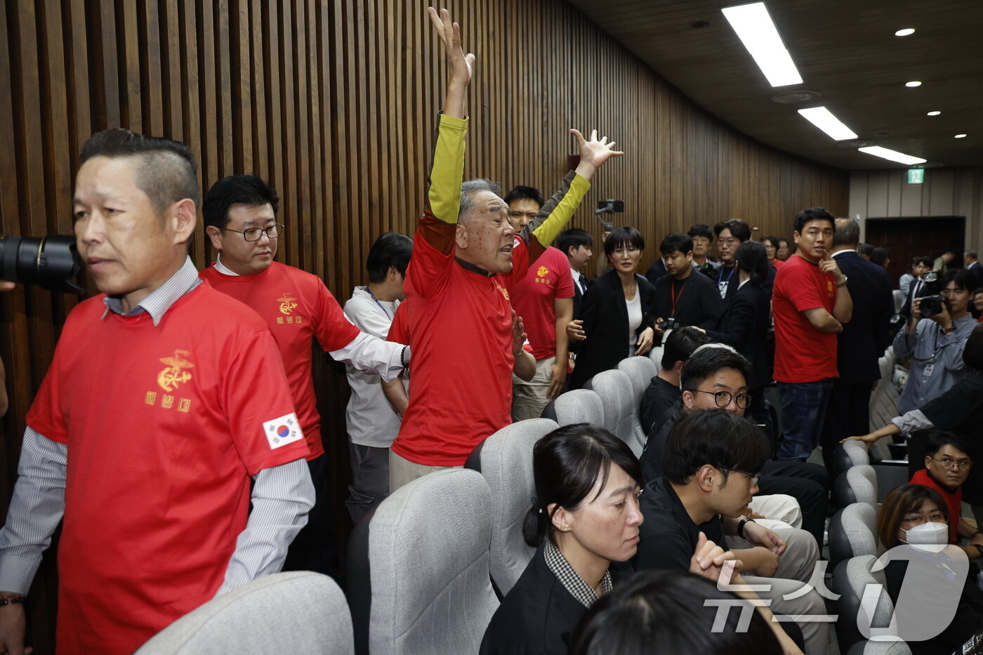 본문 이미지 - 21대 국회 마지막 본회의가 열린 28일 오후 서울 여의도 국회 본회의장에서 해병대원들과 군사망사건 유가족들이 채상병 특검법(순직 해병 수사 방해 및 사건 은폐 등의 진상규명을 위한 특별검사의 임명 등에 관한 법률안 재의의 건)이 부결된 후 항의하며 퇴장하고 있다. 2024.5.28/뉴스1 ⓒ News1 안은나 기자