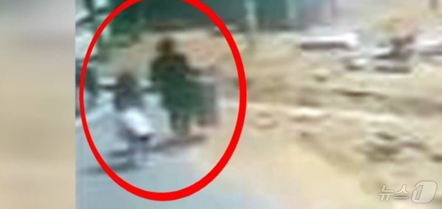 본문 이미지 -  2017년 3월 26일 낮 인천 연수구 동춘동의 한 아파트 단지 공원에서 김 양이 초등생 A 양을 집으로 유인하는 모습이 담긴 CCTV (인천경찰청 제공) ⓒ 뉴스1