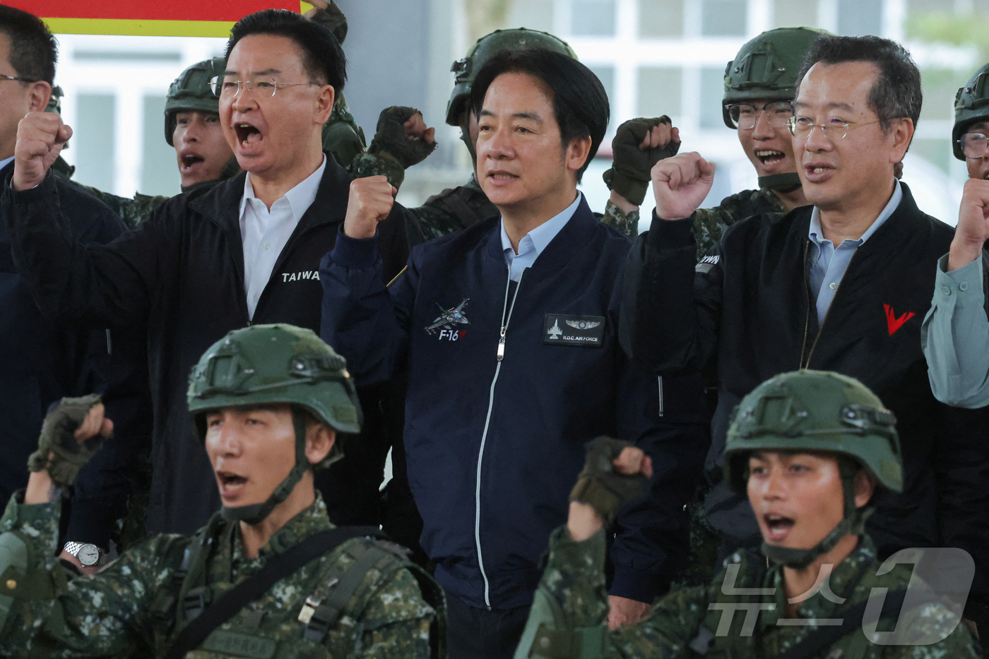 (화롄 로이터=뉴스1) 김성식 기자 = 라이칭더 대만 총통이 28일 대만 화롄의 공군 기지를 방문해 장병들과 함께 불끈 쥔 주먹을 들어 올리고 있다. 2024.05.28.ⓒ 로이터 …