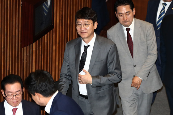 김웅 "한동훈, 檢시절 與와 '수사 지휘 포기' 거래"…韓 "사실 무근"