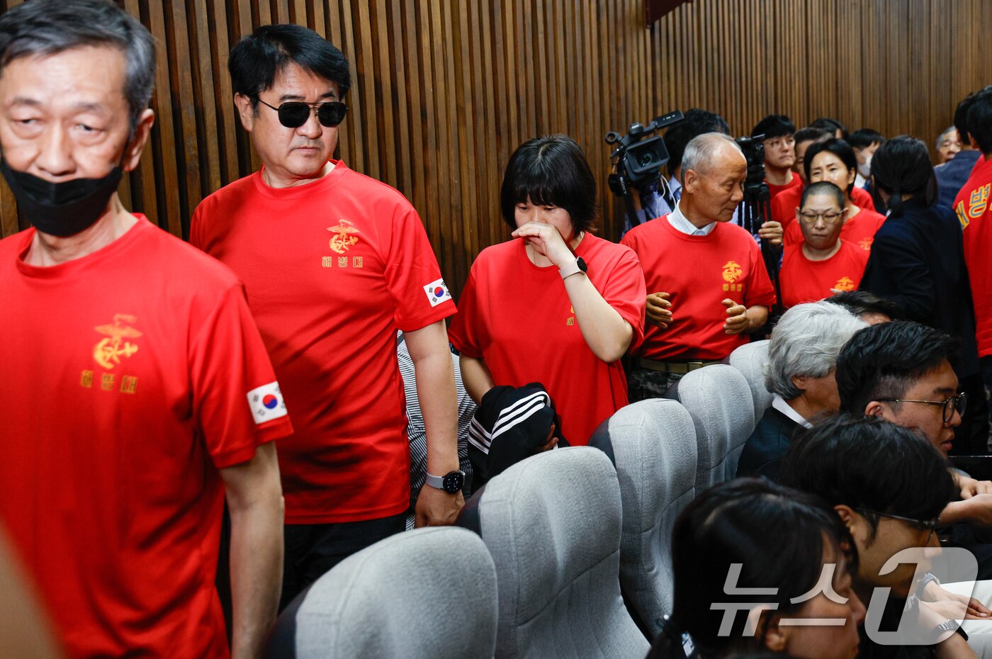 본문 이미지 - 21대 국회 마지막 본회의가 열린 28일 오후 서울 여의도 국회 본회의장에서 해병대 예비역 연대와 군 사망사고 유가족들이 채상병 특검법(순직 해병 수사 방해 및 사건 은폐 등의 진상규명을 위한 특별검사의 임명 등에 관한 법률안 재의의 건) 재표결이 부결된 후 퇴장하고 있다. 2024.5.28/뉴스1 ⓒ News1 안은나 기자