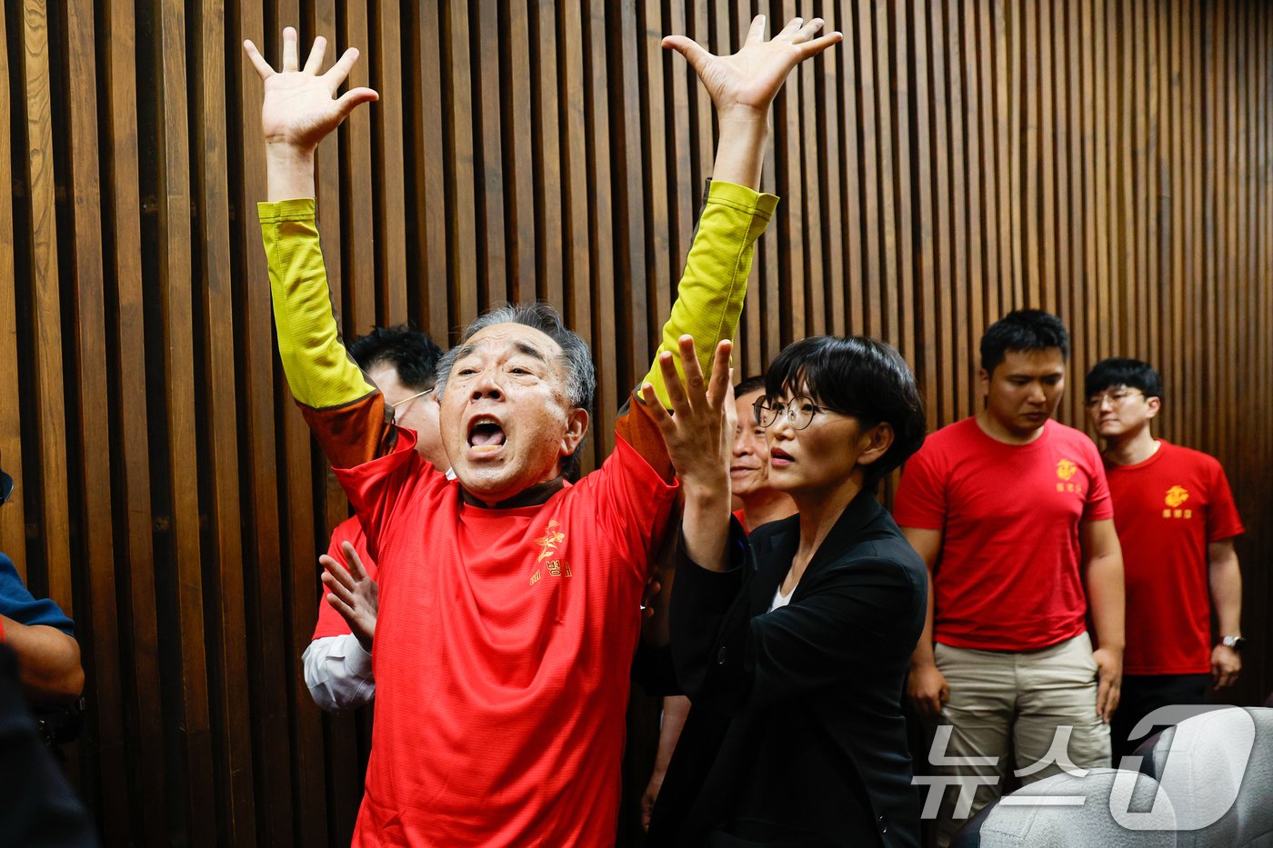 본문 이미지 - 21대 국회 마지막 본회의가 열린 28일 오후 서울 여의도 국회 본회의장에서 해병대 예비역 연대가 채상병 특검법(순직 해병 수사 방해 및 사건 은폐 등의 진상규명을 위한 특별검사의 임명 등에 관한 법률안 재의의 건) 재표결이 부결된 후 항의하며 퇴장하고 있다. 2024.5.28/뉴스1 ⓒ News1 안은나 기자