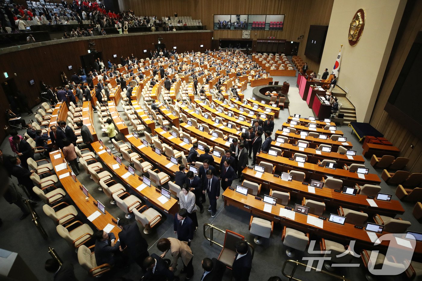 본문 이미지 - 28일 오후 서울 여의도 국회에서 열린 제21대 국회 마지막 본회의에서 채상병 특검법(순직 해병 수사 방해 및 사건 은폐 등의 진상규명을 위한 특별검사의 임명 등에 관한 법률안 재의의 건) 부결되자 여당 의원들이 본회의장을 나서고 있다. 채상병 특검법은 재석 의원 294명 중, 찬성 179표·반대 111표·무효 4표로 가결 정족수(196명)에 미달해 부결됐다. 2024.5.28/뉴스1 ⓒ News1 이광호 기자