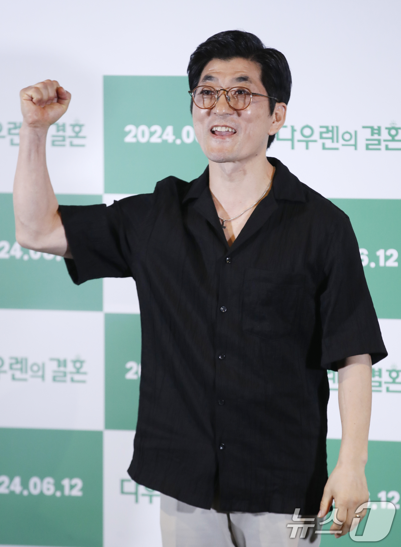 (서울=뉴스1) 권현진 기자 = 배우 조하석이 28일 서울 용산구 CGV 용산아이파크몰에서 열린 영화 '다우렌의 결혼' 언론시사회에서 포즈를 취하고 있다.'다우렌의 결혼'은 다큐멘 …