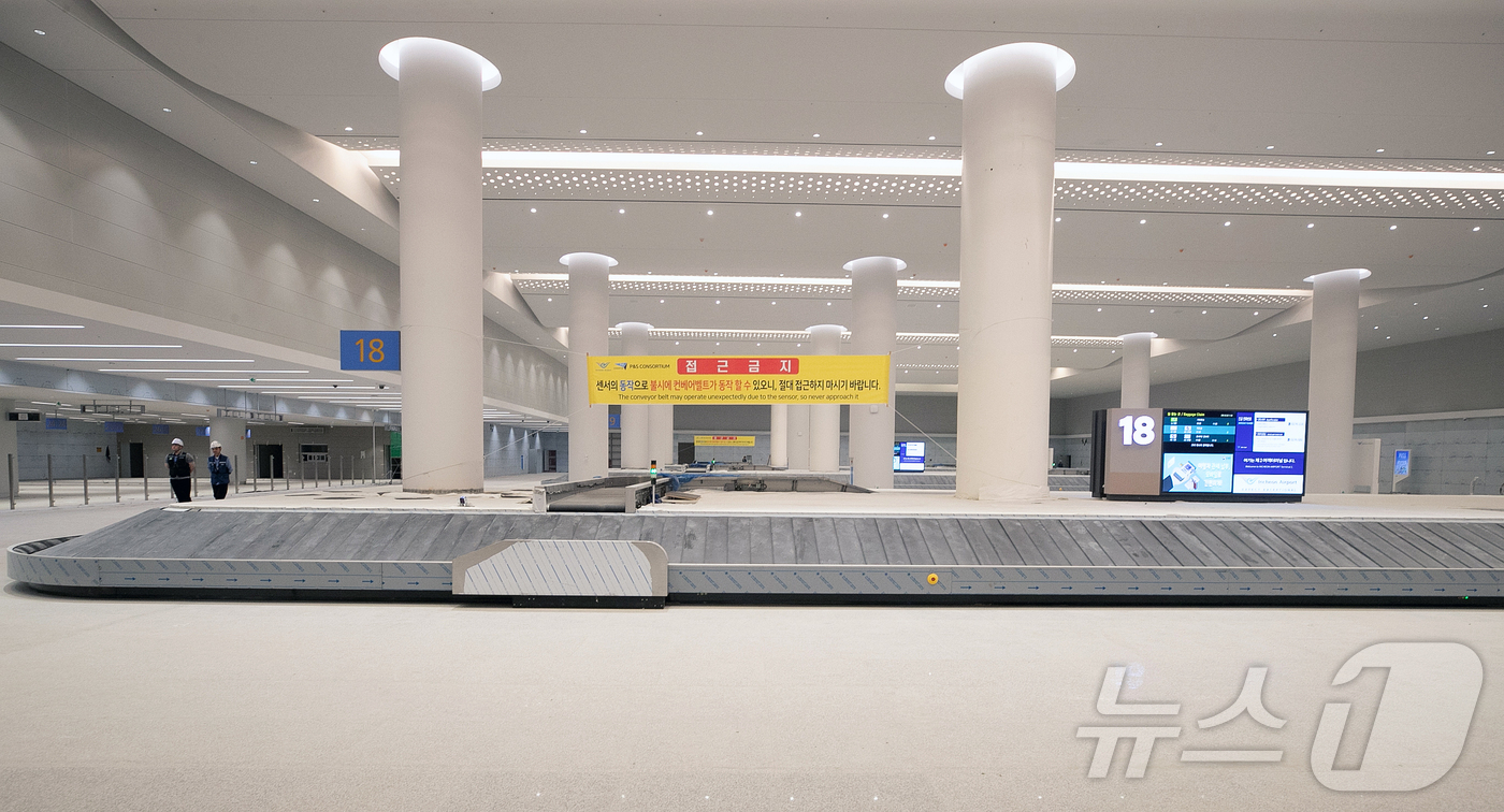 (인천공항=뉴스1) 이승배 기자 = 지난 28일 인천국제공항 2터미널에서 열린 인천공항 4단계 건설현장 언론 공개 행사에서 수하물 찾는 곳이 공개되고 있다.제2여객터미널 확장을 주 …