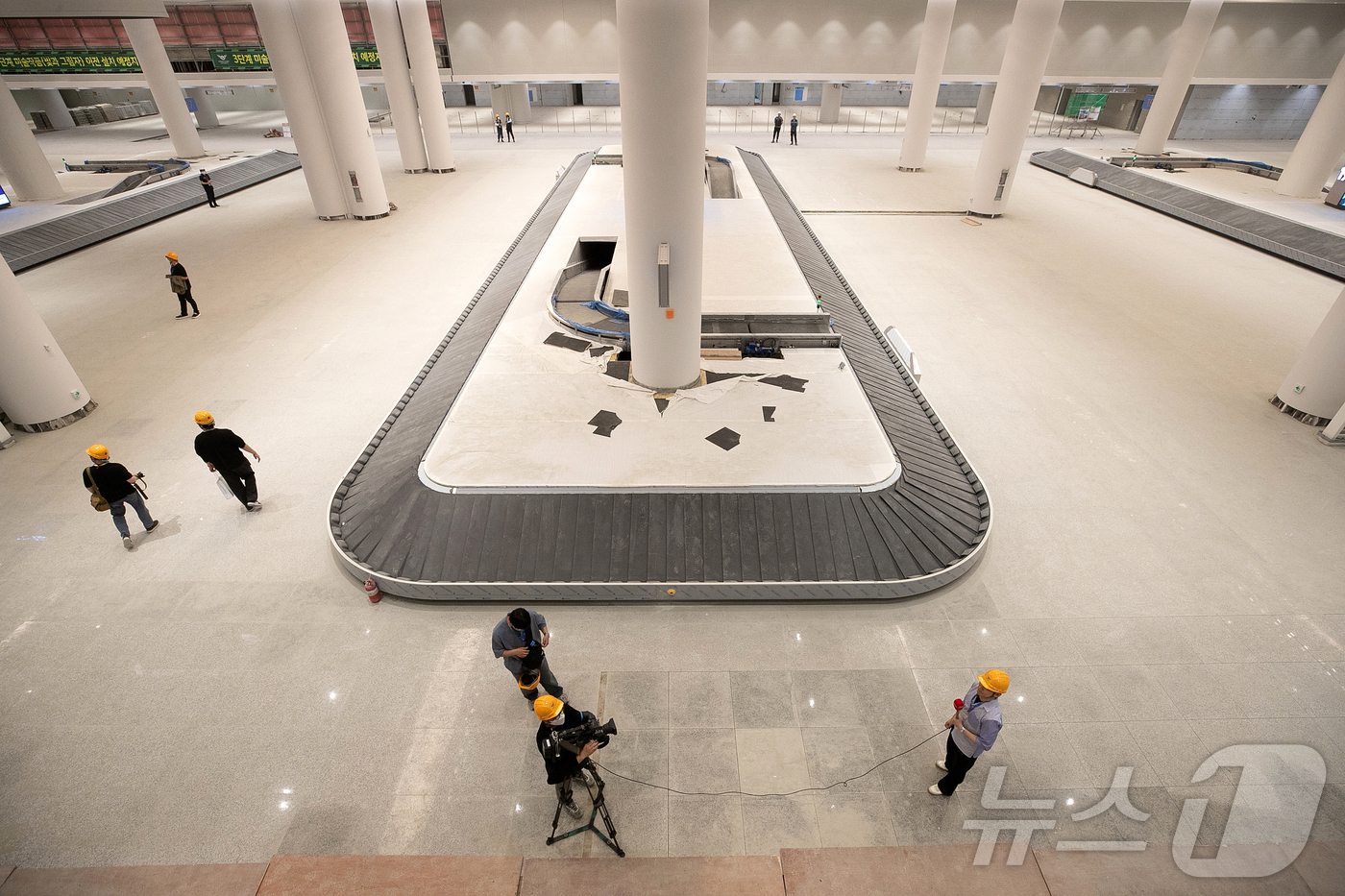 (인천공항=뉴스1) 이승배 기자 = 지난 28일 인천국제공항 2터미널에서 열린 인천공항 4단계 건설현장 언론 공개 행사에서 수하물 찾는 곳이 공개되고 있다.제2여객터미널 확장을 주 …