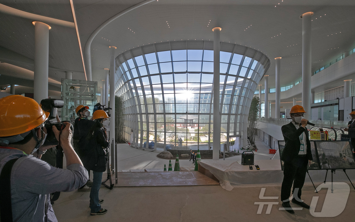 (인천공항=뉴스1) 이승배 기자 = 지난 28일 인천국제공항 2터미널에서 열린 인천공항 4단계 건설현장 언론 공개 행사에서 중정이 공개되고 있다.제2여객터미널 확장을 주요 골자로 …