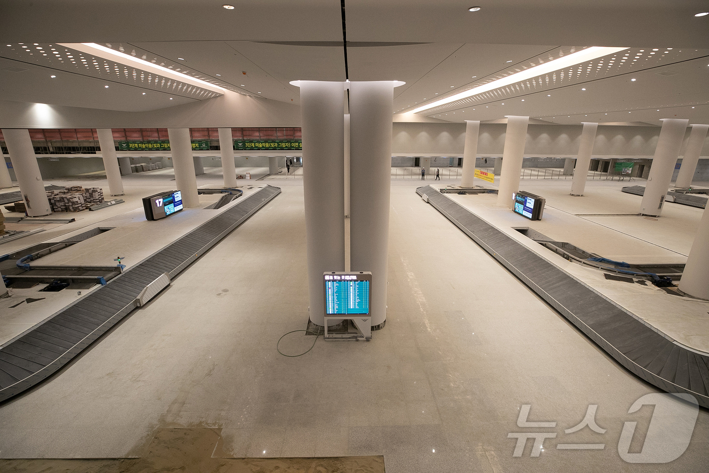 (인천공항=뉴스1) 이승배 기자 = 지난 28일 인천국제공항 2터미널에서 열린 인천공항 4단계 건설현장 언론 공개 행사에서 수하물 찾는 곳이 공개되고 있다.제2여객터미널 확장을 주 …