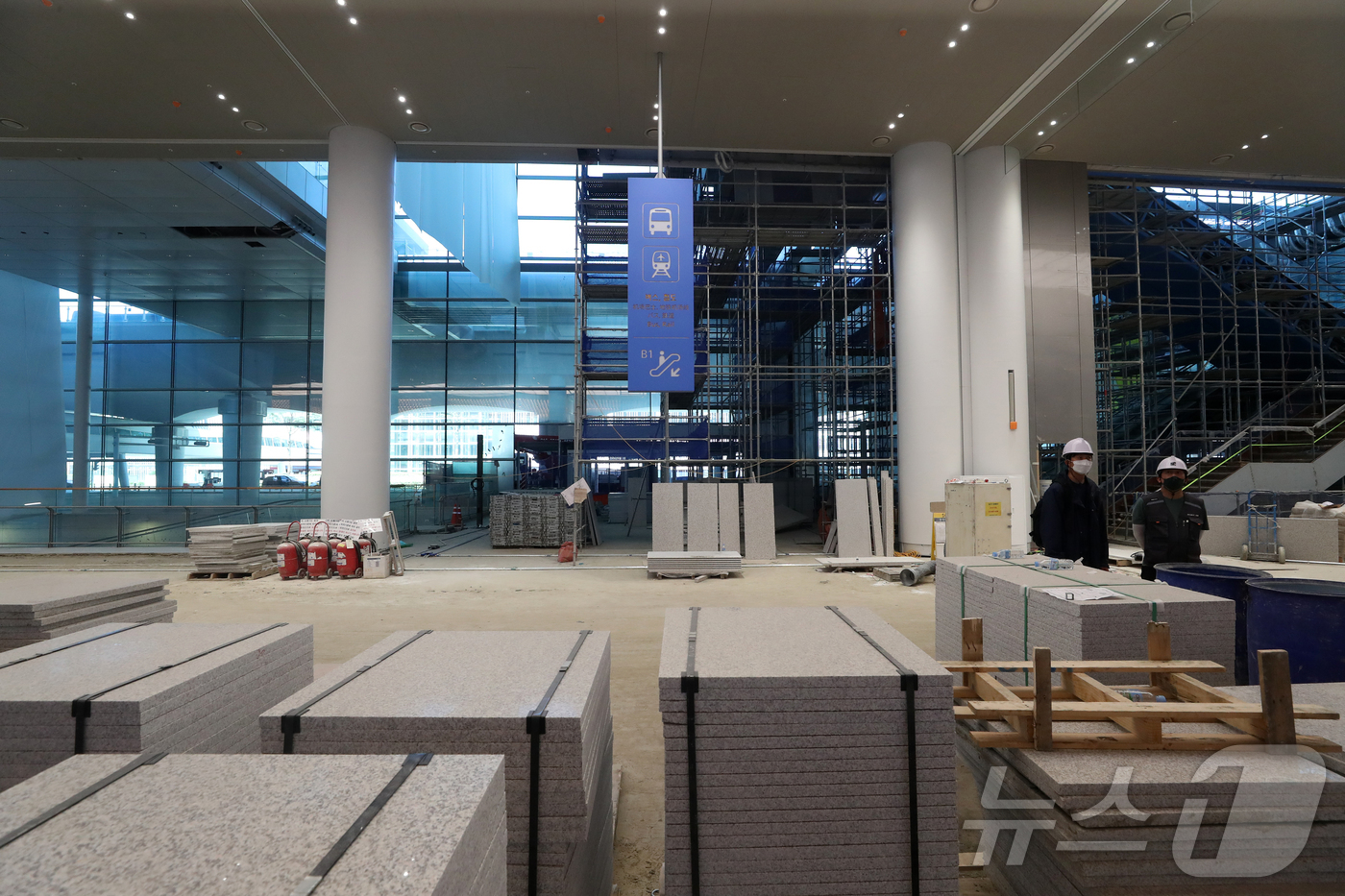 (인천공항=뉴스1) 이승배 기자 = 지난 28일 인천국제공항 2터미널에서 열린 인천공항 4단계 건설현장 언론 공개 행사에서 도착층이 공개되고 있다.제2여객터미널 확장을 주요 골자로 …