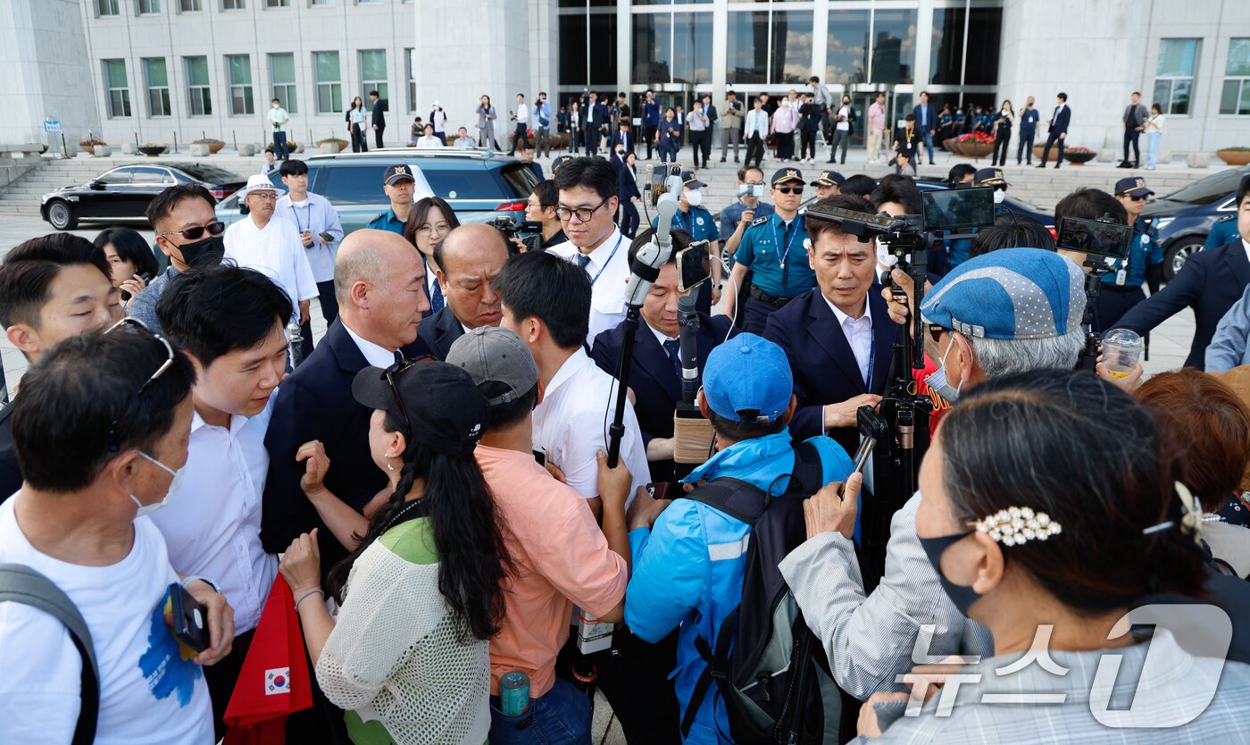 본문 이미지 - 21대 국회 마지막 본회의가 열린 28일 오후 서울 여의도 국회에서 채상병 특검법(순직 해병 수사 방해 및 사건 은폐 등의 진상규명을 위한 특별검사의 임명 등에 관한 법률안 재의의 건) 재표결이 부결된 뒤 유튜버 등이 '윤 대통령 탄핵' 구호를 외치며 방호원들과 몸싸움을 하고 있다. 2024.5.28/뉴스1 ⓒ News1 안은나 기자