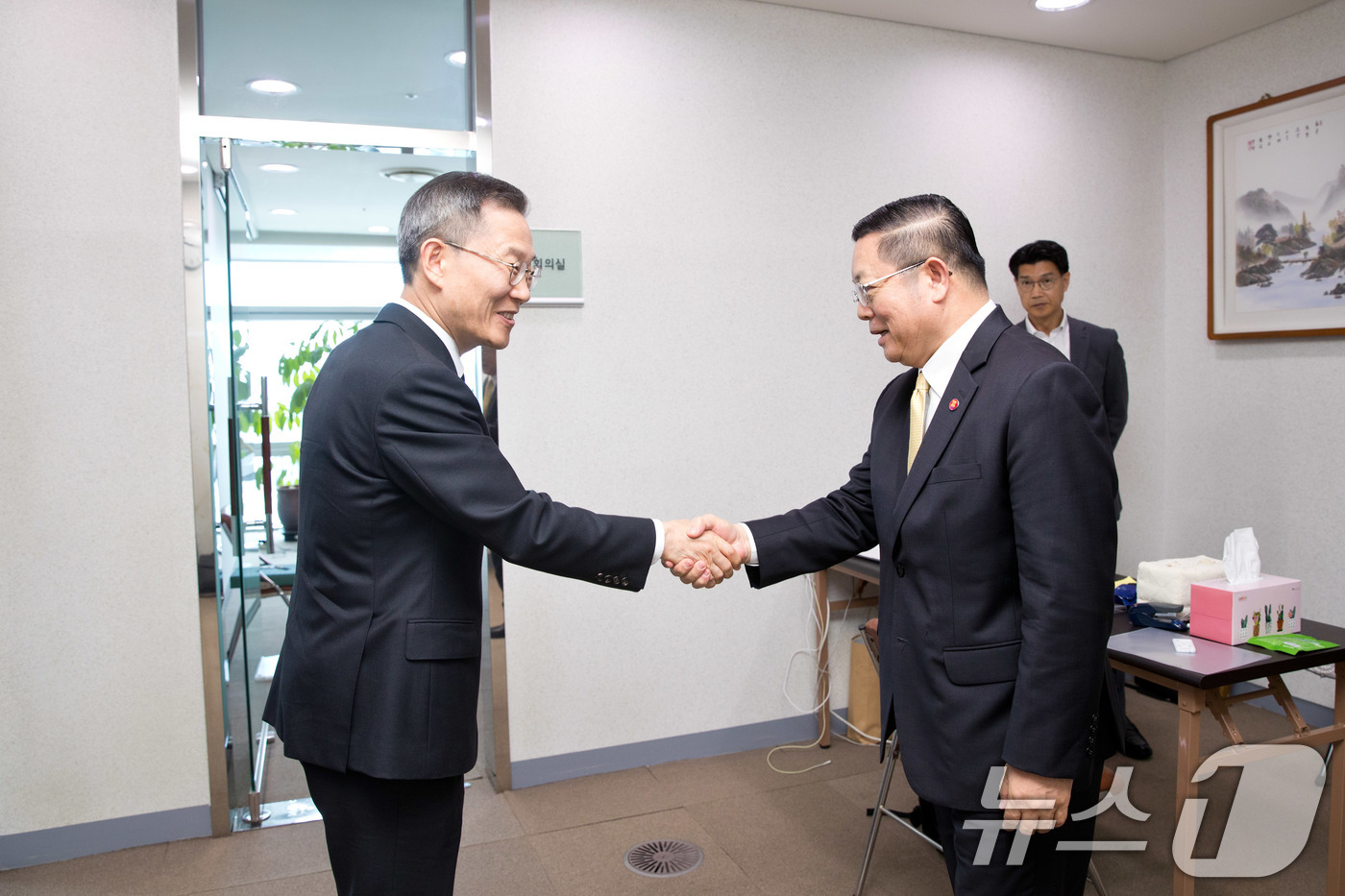 (서울=뉴스1) = 이종호 과학기술정보통신부 장관이 28일 오후 서울 중구 서울중앙우체국에서 까으 끔 후은 아세안 사무총장을 만나 인사를 나누고 있다. (과학기술정보통신부 제공) …