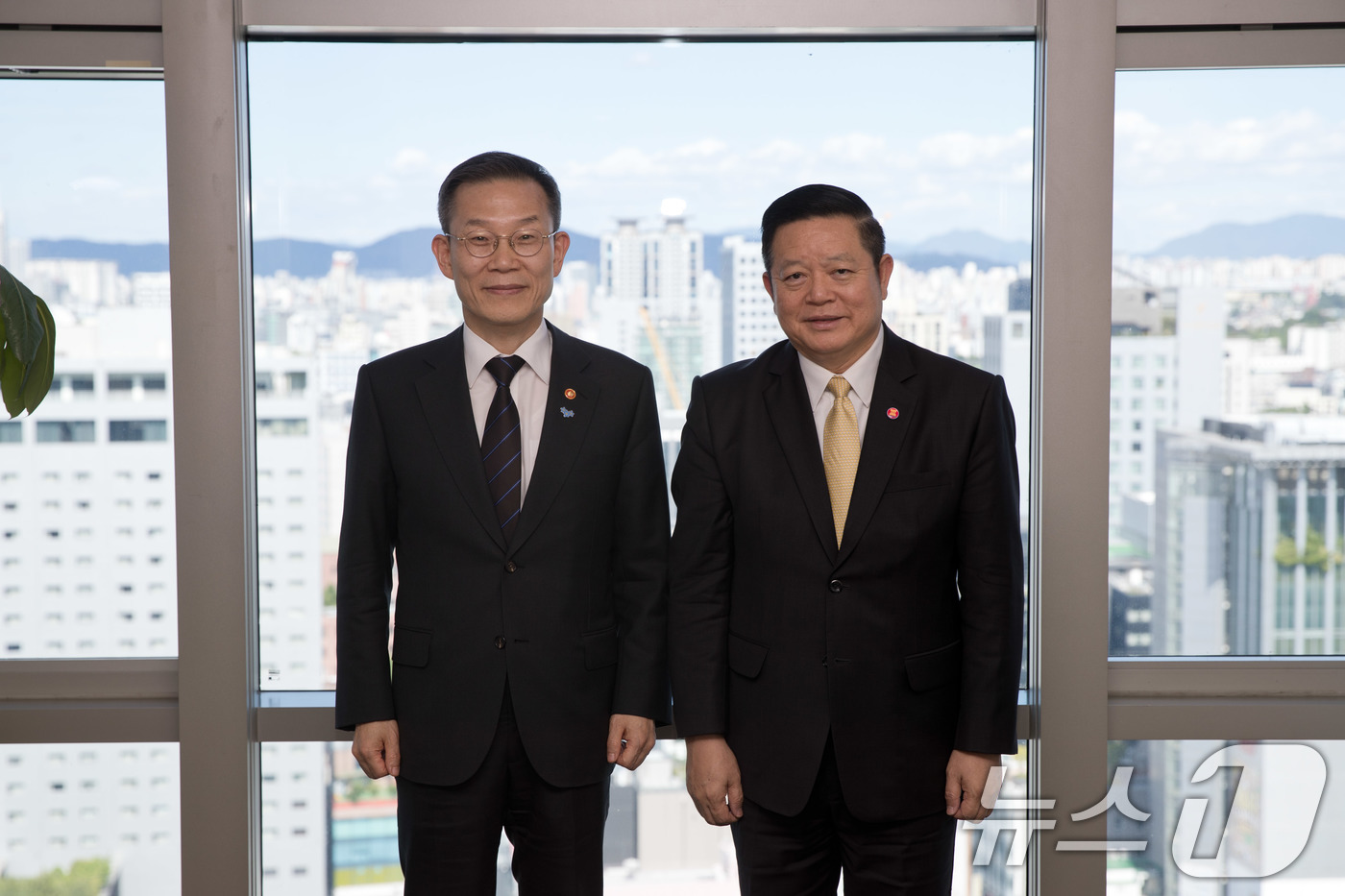 (서울=뉴스1) = 이종호 과학기술정보통신부 장관이 28일 오후 서울 중구 서울중앙우체국에서 까으 끔 후은(Dr. Kao Kim Hourn) 아세안 사무총장과 면담 기념 촬영을 하 …