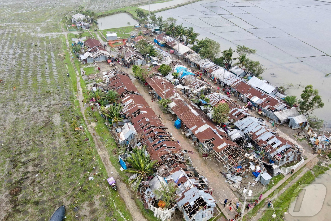(파투아할리 AFP=뉴스1) 김예슬 기자 = 28일(현지시간) 사이클론 레말이 할퀴고 간 방글라데시 파투아할리 지역의 모습. 24.05.28ⓒ AFP=뉴스1