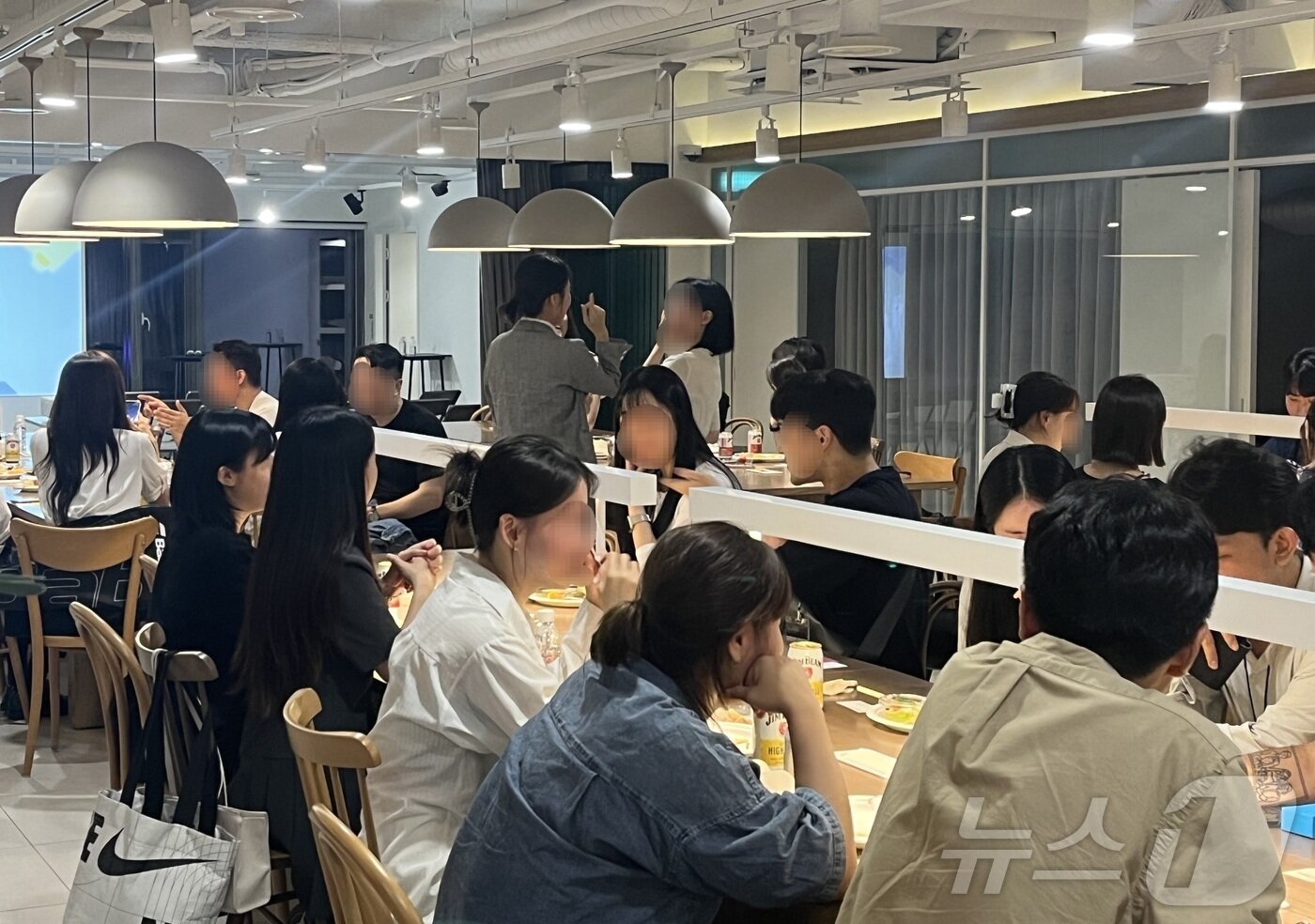 본문 이미지 - '굳이 세미나'가 종료된 후 마련된 네트워킹 세션에서 참석자들이 대화를 나누고 있다.(팀민트 제공)