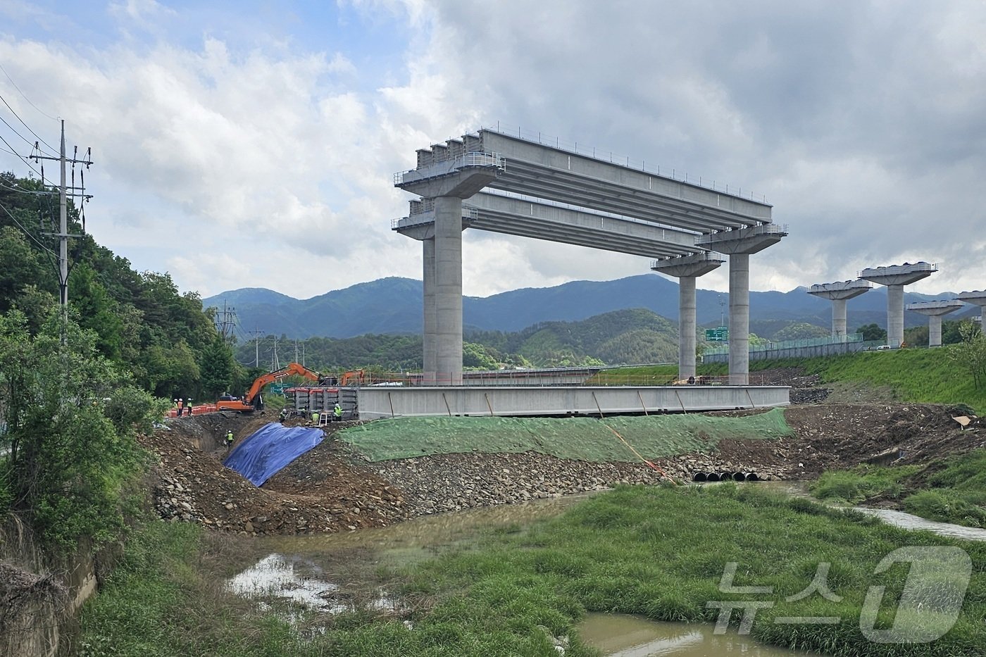 합천 양산마을 앞 고속국도 제14호 함양울산선&#40;합천-창녕&#41; 건설공사의 임시도로가 하천에 설치돼 있다. 2024.5.8 뉴스1/한송학기자