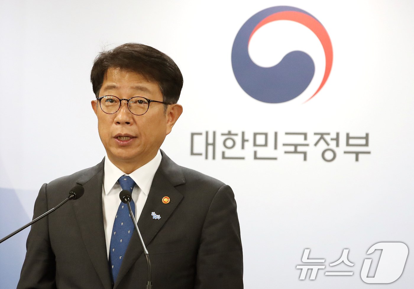 본문 이미지 - 박상우 국토교통부 장관이 28일 서울 종로구 정부서울청사 브리핑실에서 전세사기피해자법 개정안(전세사기특별법) 국회 본회의 가결 관련 정부 입장을 발표하고 있다. 2024.5.28/뉴스1 ⓒ News1 임세영 기자