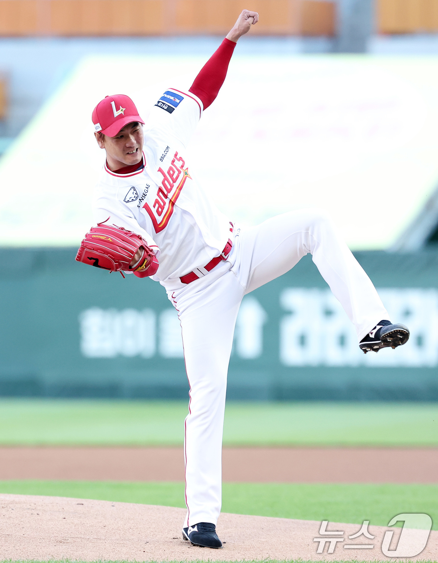 (인천=뉴스1) 김성진 기자 = SSG 선발 김광현이 28일 인천 SSG랜더스 필드에서 열린 '2024 신한 SOL 뱅크 KBO리그' LG 트윈스와 SSG 랜더스의 경기에서 역투하 …