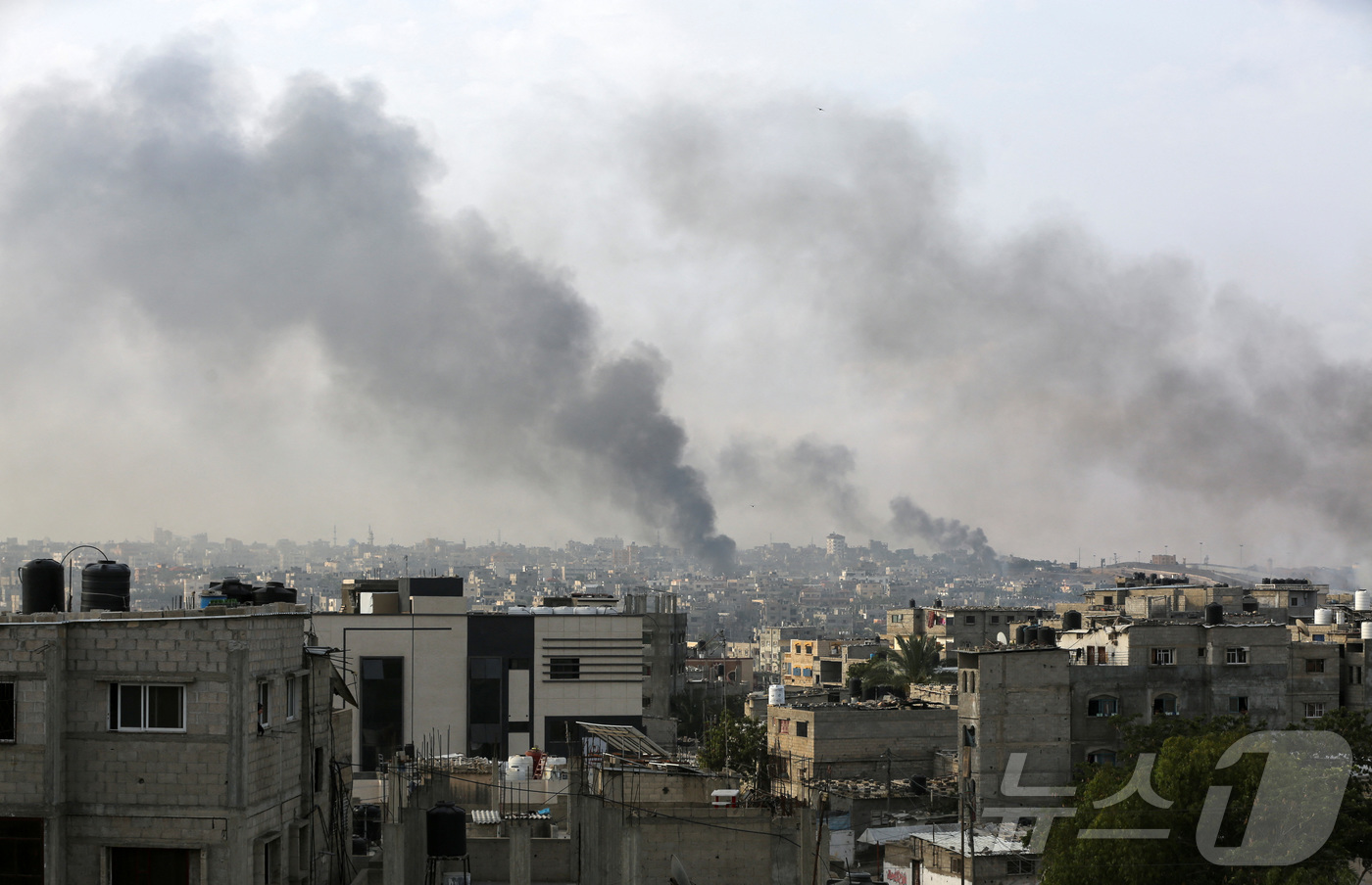 (라파 로이터=뉴스1) 김예슬 기자 = 28일(현지시간) 이스라엘의 공습으로 연기가 피어오르는 가자지구 최남단 라파의 모습. 24.05.28ⓒ 로이터=뉴스1