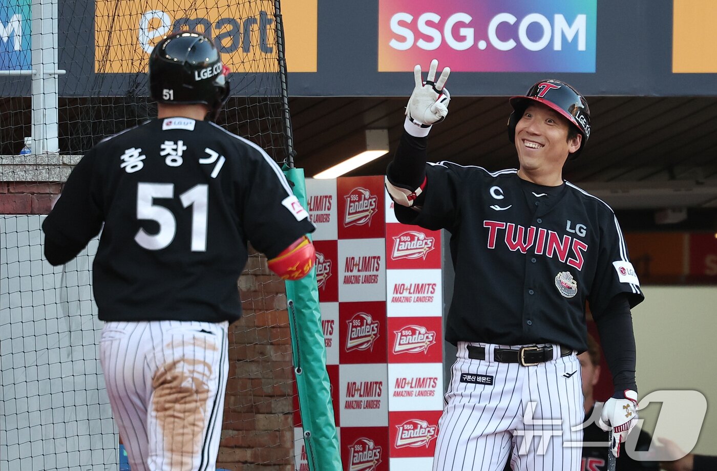 본문 이미지 - LG 김현수가 28일 인천 SSG랜더스 필드에서 열린 '2024 신한 SOL 뱅크 KBO리그' LG 트윈스와 SSG 랜더스의 경기, 2회초 1사 1,2루 상황에서 선제 3점 홈런을 날린 홍창기와 하이파이브를 하고 있다. 2024.5.28/뉴스1 ⓒ News1 김성진 기자