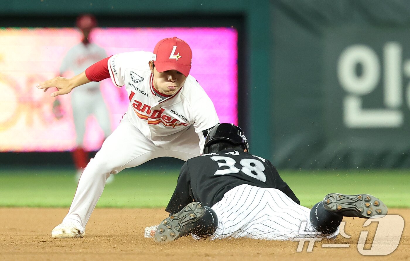 본문 이미지 - SSG 2루수 정준재가 28일 인천 SSG랜더스 필드에서 열린 '2024 신한 SOL 뱅크 KBO리그' LG 트윈스와 SSG 랜더스의 경기, 5회초 무사 1루 LG 구본혁의 타석 때 2루 도루를 시도하는 최원영을 태그 아웃시키고 있다. 2024.5.28/뉴스1 ⓒ News1 김성진 기자