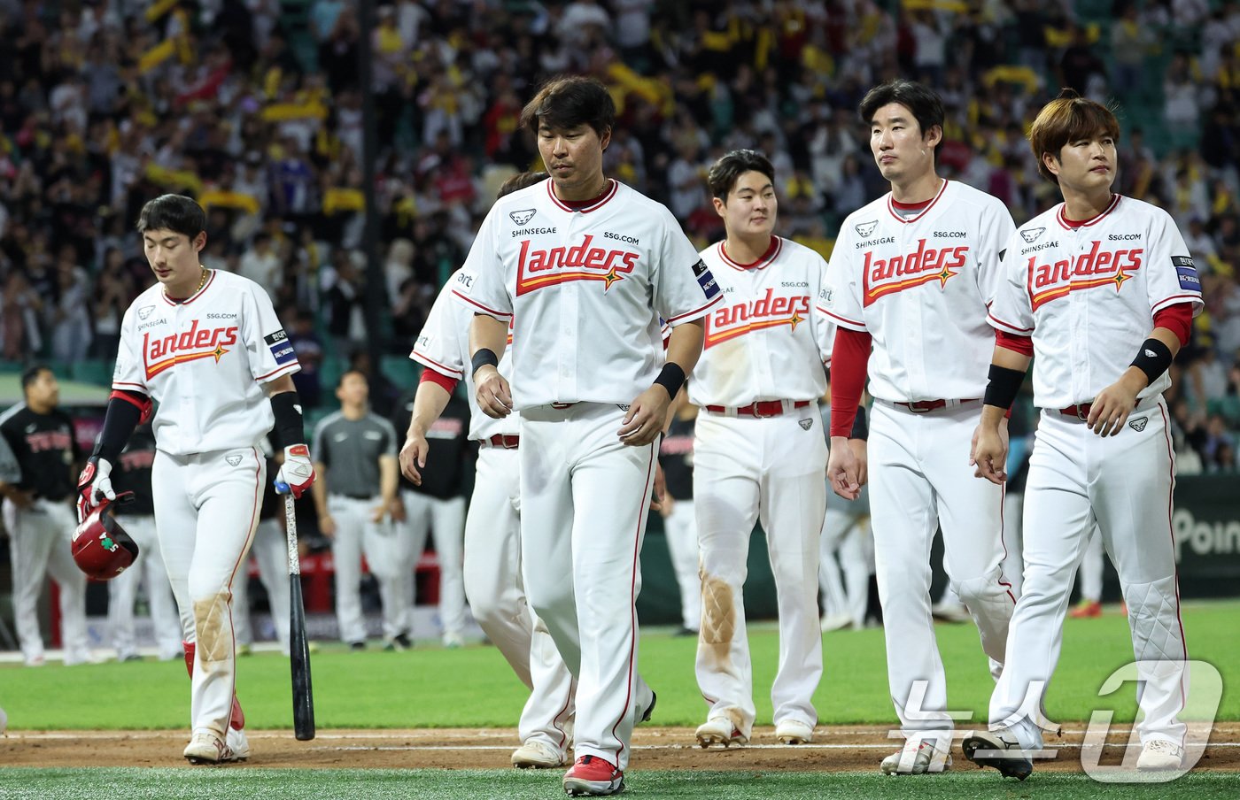 본문 이미지 - SSG 선수들이 28일 인천 SSG랜더스 필드에서 열린 '2024 신한 SOL 뱅크 KBO리그' LG 트윈스와 SSG 랜더스의 경기에서 5-7로 패배한 후 아쉬워하고 있다. 2024.5.28/뉴스1 ⓒ News1 김성진 기자