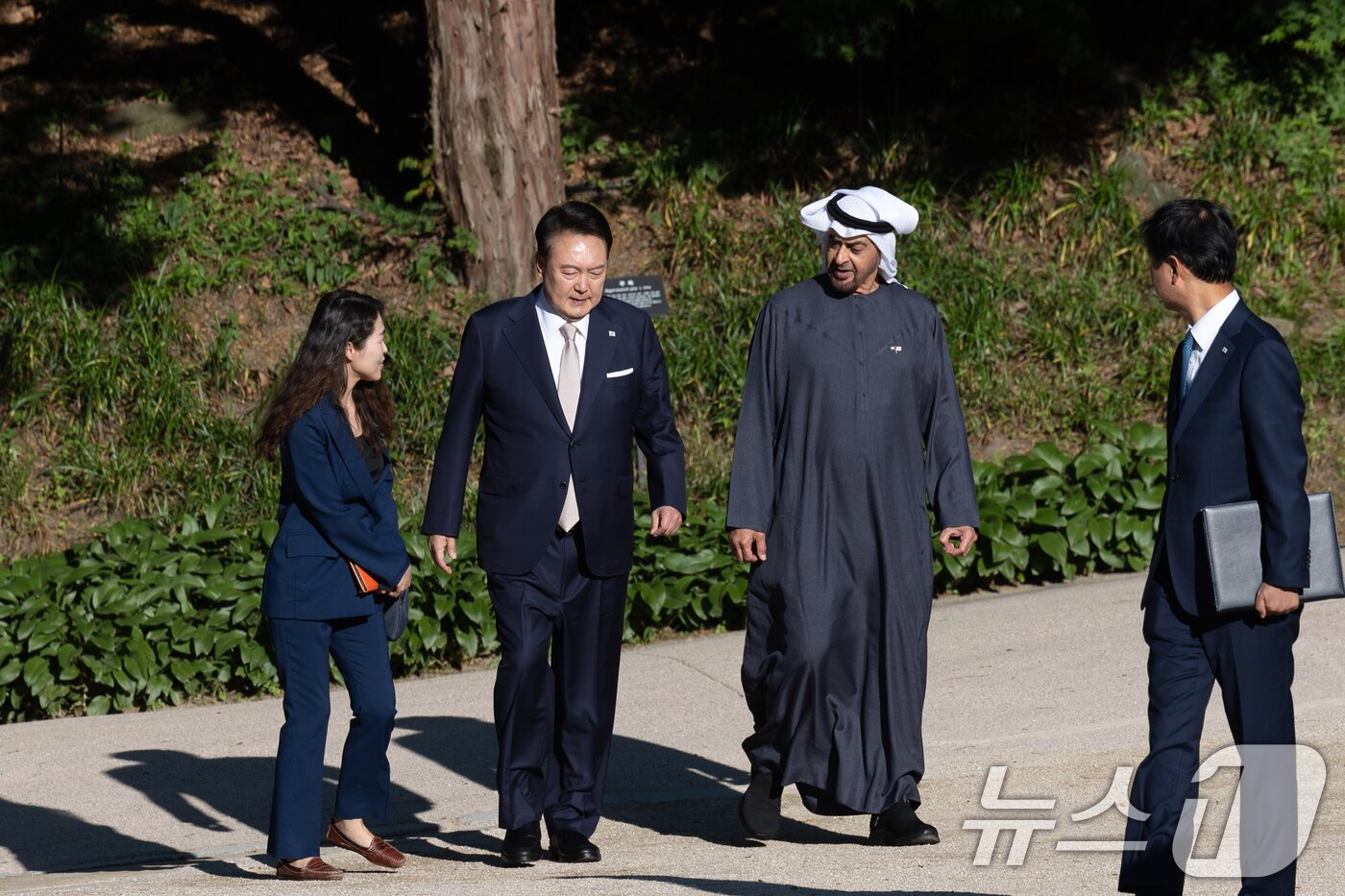 본문 이미지 - 윤석열 대통령이 28일 서울 창덕궁 후원에서 모하메드 빈 자이드 알 나흐얀 아랍에미리트(UAE)대통령과 산책을 하고 있다. (대통령실 제공) 2024.5.28/뉴스1 ⓒ News1 송원영 기자