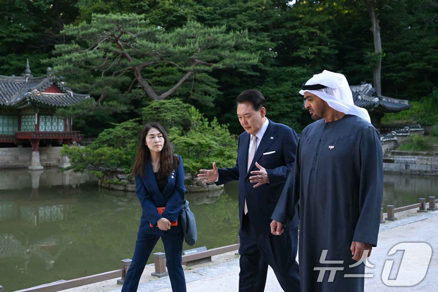 본문 이미지 - 윤석열 대통령이 28일 서울 창덕궁 후원에서 모하메드 빈 자이드 알 나흐얀 아랍에미리트(UAE)대통령과 산책을 하고 있다. (대통령실 제공) 2024.5.28/뉴스1 ⓒ News1 송원영 기자
