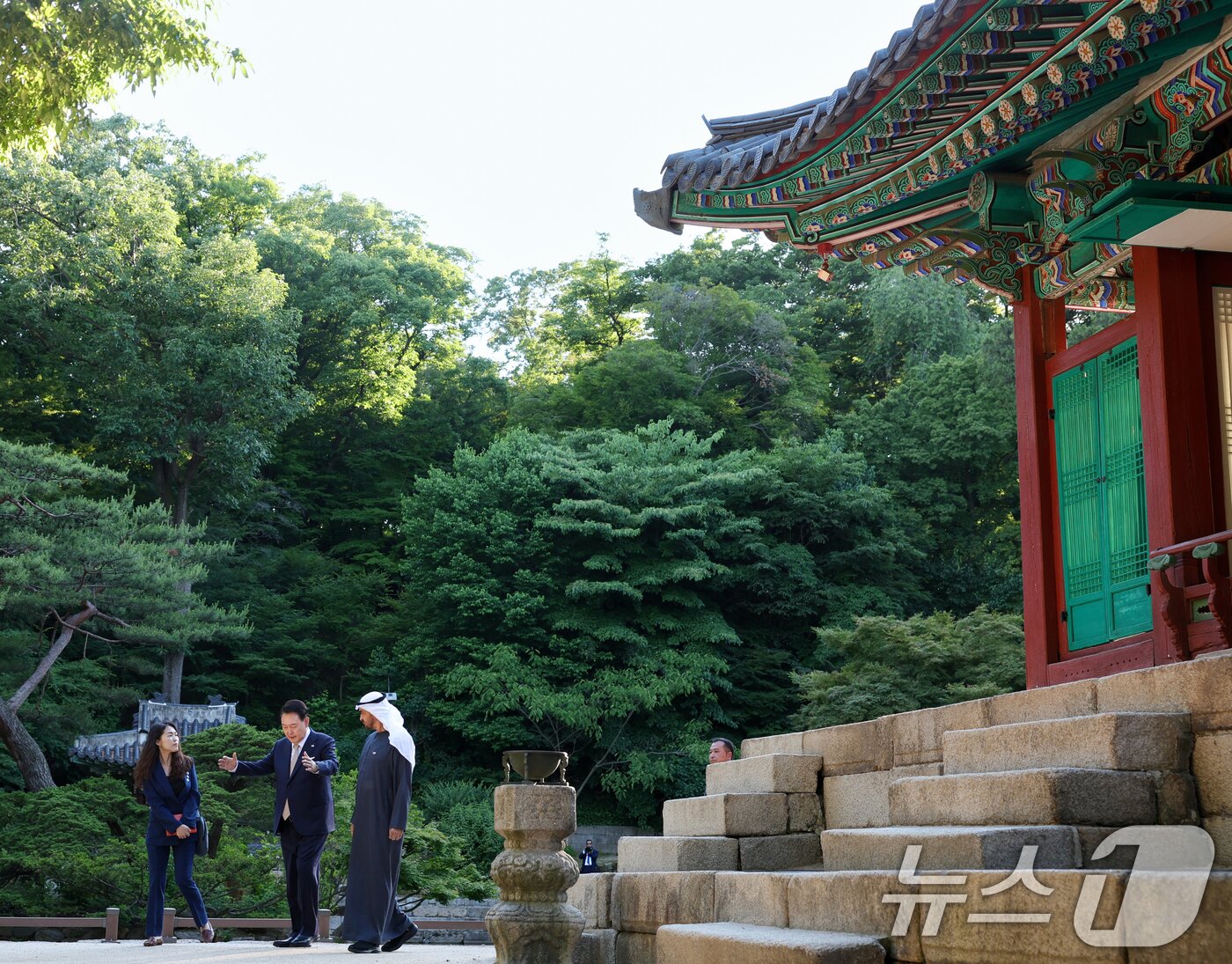본문 이미지 - 윤석열 대통령이 28일 서울 창덕궁 후원에서 모하메드 빈 자이드 알 나흐얀 아랍에미리트(UAE)대통령과 산책을 하고 있다. (대통령실 제공) 2024.5.28/뉴스1 ⓒ News1 송원영 기자