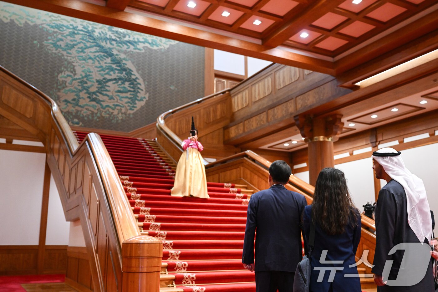 본문 이미지 - 윤석열 대통령이 28일 청와대 본관에서 열린 모하메드 빈 자이드 알 나흐얀 아랍에미리트(UAE)대통령 국빈 방한 친교 만찬에서 모하메드 대통령과 생황 연주를 감상하고 있다. (대통령실 제공) 2024.5.28/뉴스1 ⓒ News1 송원영 기자
