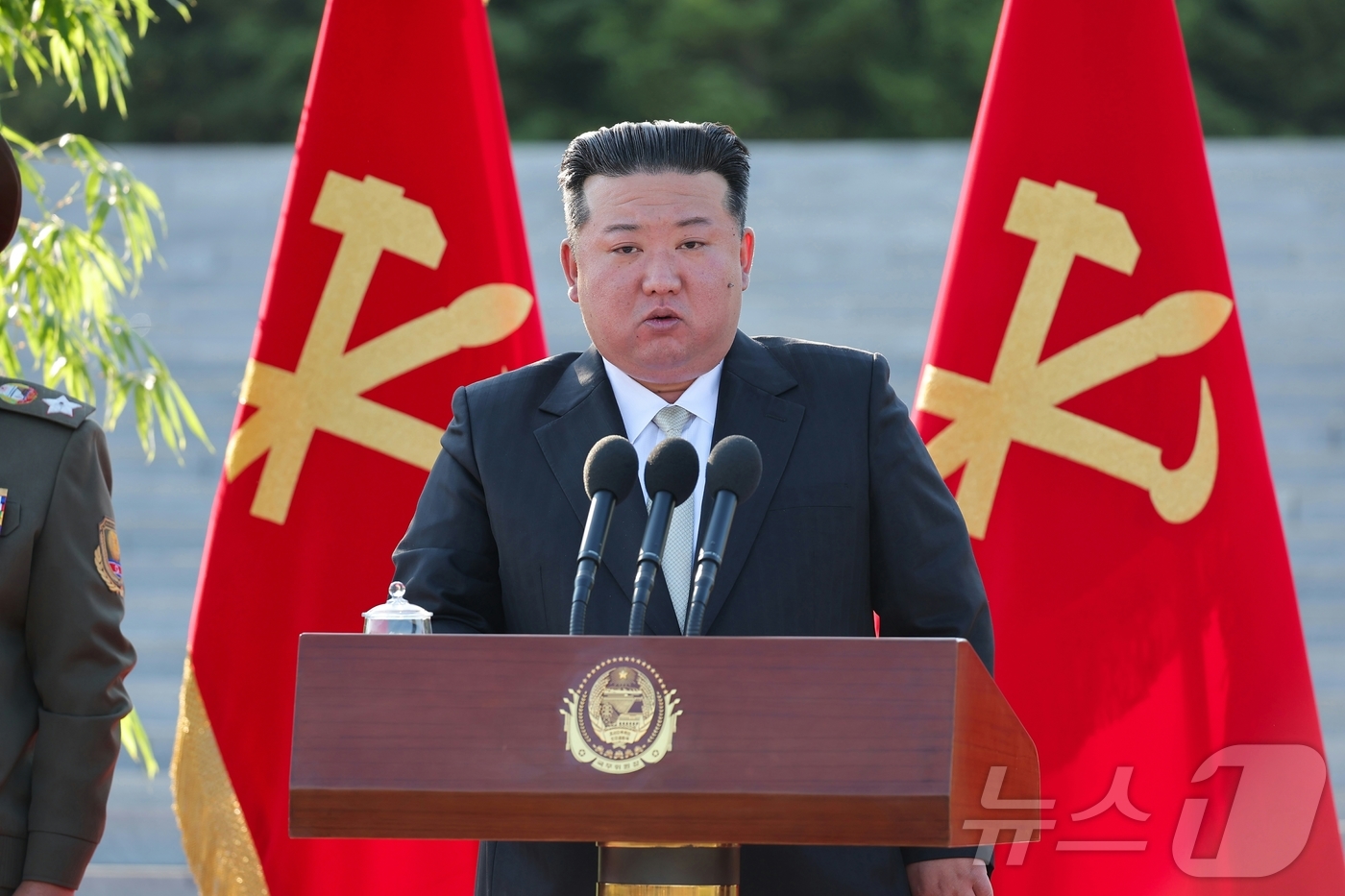 (평양 노동신문=뉴스1) = 북한 노동당 기관지 노동신문은 29일 김정은 총비서가 지난 28일 국방과학원을 방문했다고 보도했다. 김 총비서는 이 자리에서 연설을 통해 군사정찰위성 …