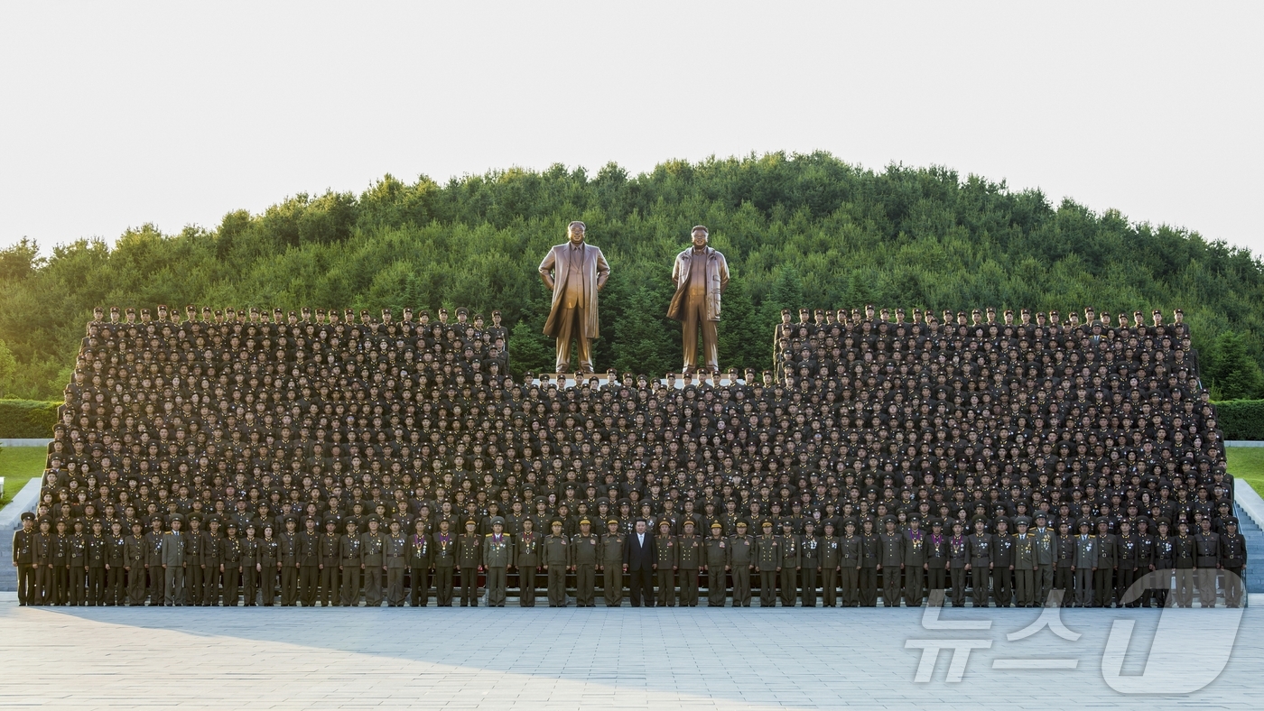 (평양 노동신문=뉴스1) = 북한 노동당 기관지 노동신문은 29일 김정은 총비서가 지난 28일 국방과학원을 방문했다고 보도했다. 김 총비서는 이 자리에서 연설을 통해 군사정찰위성 …
