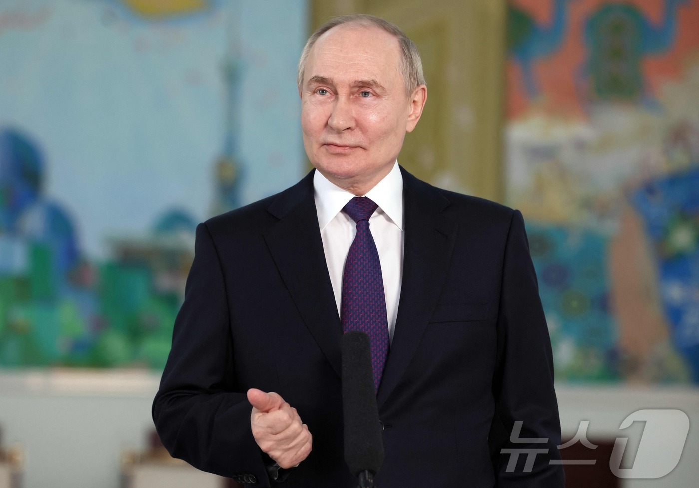 (타슈켄트 AFP=뉴스1) 우동명 기자 = 블라디미르 푸틴 러시아 대통령이 28일(현지시간) 우즈베키스탄 타슈켄트에서 순방을 마무리하는 기자회견을 갖고 “서방이 우크라이나에 러시아 …