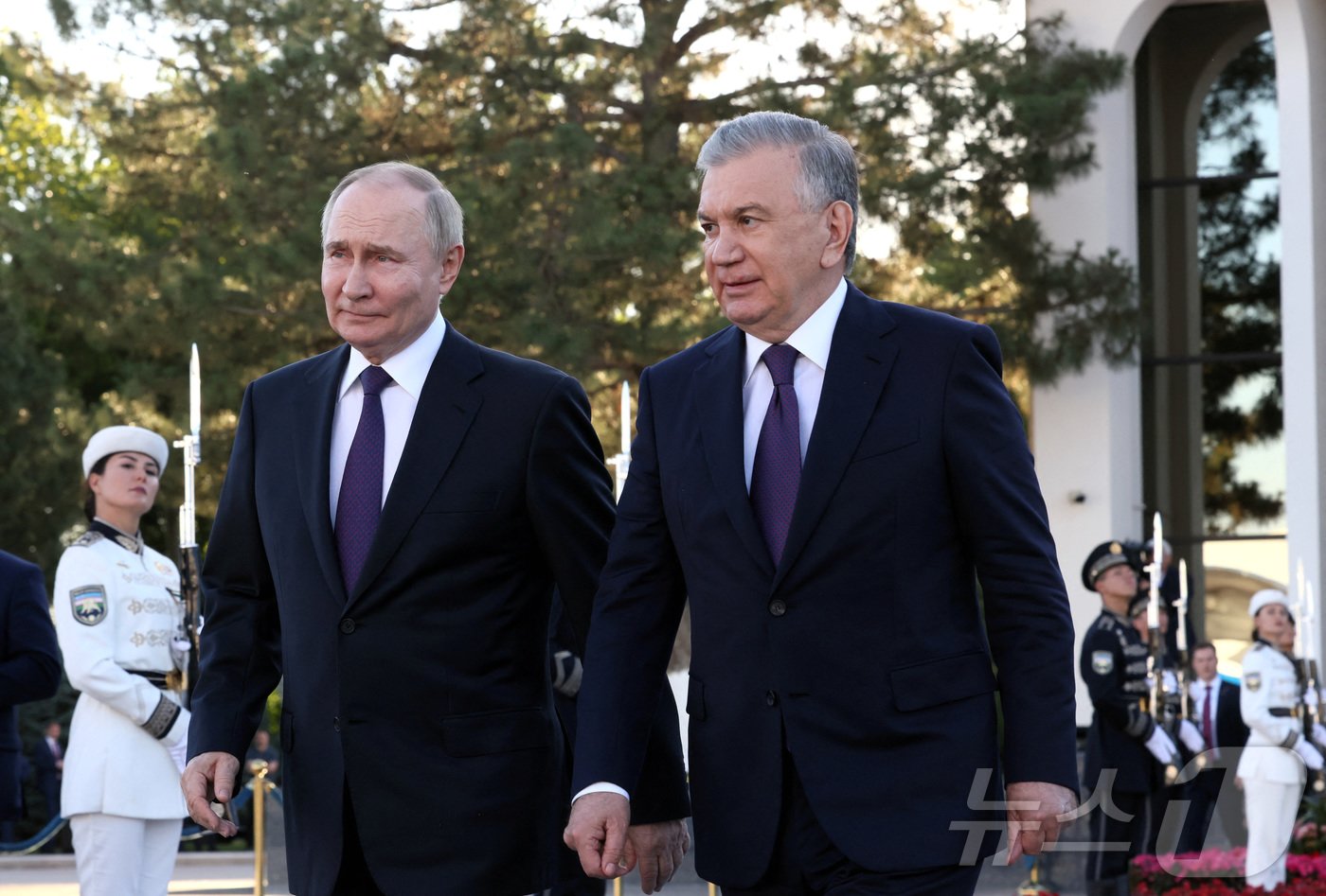 본문 이미지 - 블라디미르 푸틴 러시아 대통령이 28일(현지시간) 우즈베키스탄 방문을 마치고 타슈켄트의 공항에 샵카트 미르지요예프 대통령과 도착을 하고 있다. 2024.05.29 ⓒ 로이터=뉴스1 ⓒ News1 우동명 기자