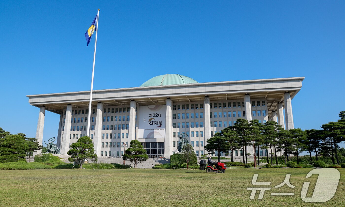 본문 이미지 - 22대 국회 개원을 하루 앞둔 29일 서울 여의도 국회의사당에 개원을 축하하는 대형 현수막이 걸려 있다. 2024.5.29/뉴스1 ⓒ News1 안은나 기자