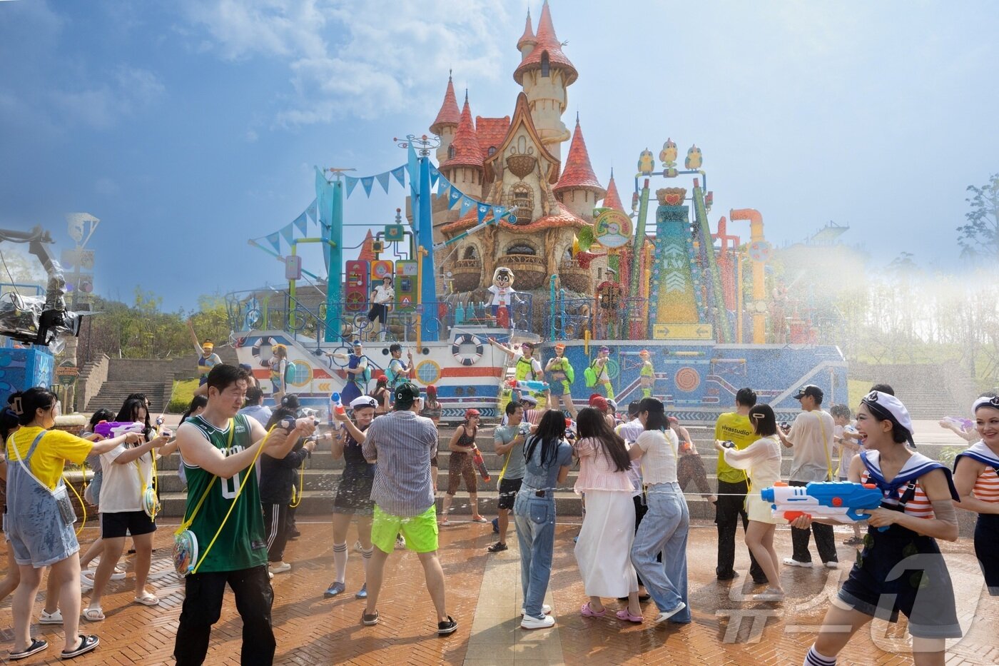 본문 이미지 - 롯데월드 어드벤처 부산 여름 시즌 '쿨링 퍼레이드' (롯데월드 부산 제공)