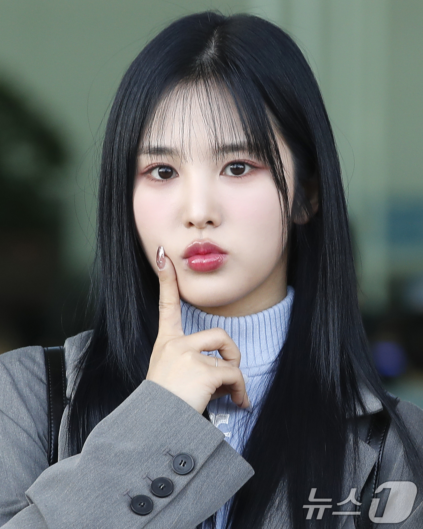(인천공항=뉴스1) 권현진 기자 = 그룹 트라이비의 송선이 29일 오전 'TRUE DIAMOND TOUR' IN EUROPE 2024 일정을 위해 인천국제공항에 도착해 오스트리아 …