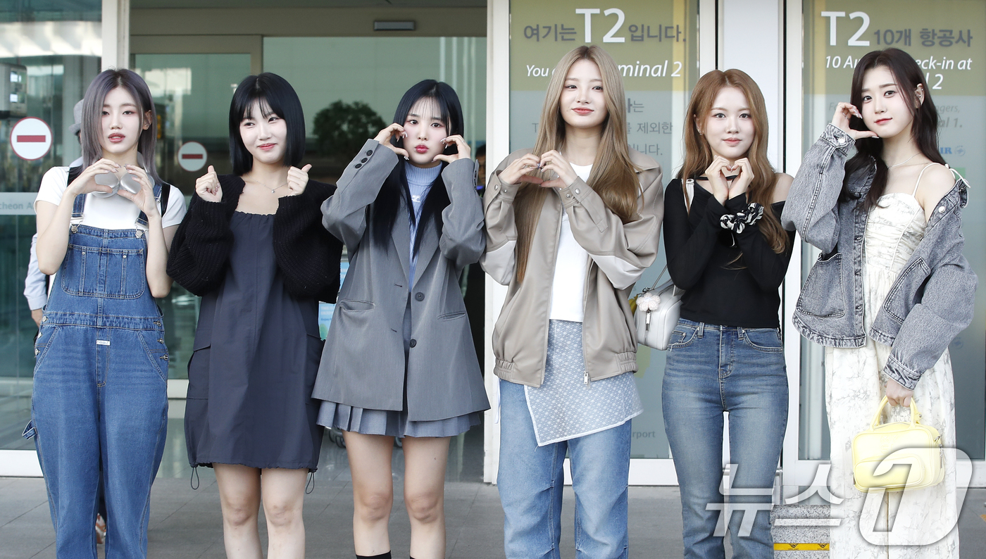 (인천공항=뉴스1) 권현진 기자 = 그룹 트라이비의 현빈(왼쪽부터)과 소은, 송선, 켈리, 지아, 미레가 29일 오전 'TRUE DIAMOND TOUR' IN EUROPE 2024 …