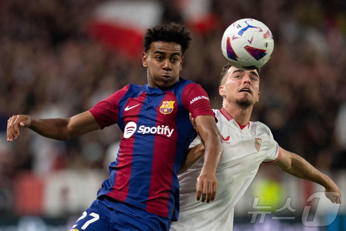 본문 이미지 - 라리가 영플레이어상을 받은 바르셀로나 야말(왼쪽) ⓒ AFP=뉴스1