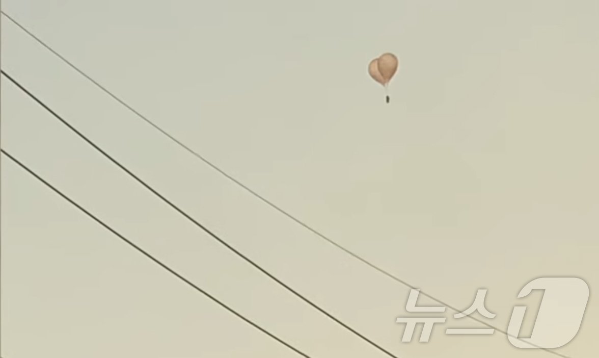 본문 이미지 - 합동참모본부는 지난 28일 북한의 대남전단으로 추정되는 '미상물체'가 경기·강원 접적지역 일대에서 식별됐다고 밝혔다. 전국 곳곳에서 북한이 보낸 것으로 추정되는 대남 '휴지짝·오물짝'을 발견했다는 목격담이 이어졌다. 사진은 북한 대남전단 풍선 추정 물체. (YTN 캡쳐) 2024.5.29/뉴스1