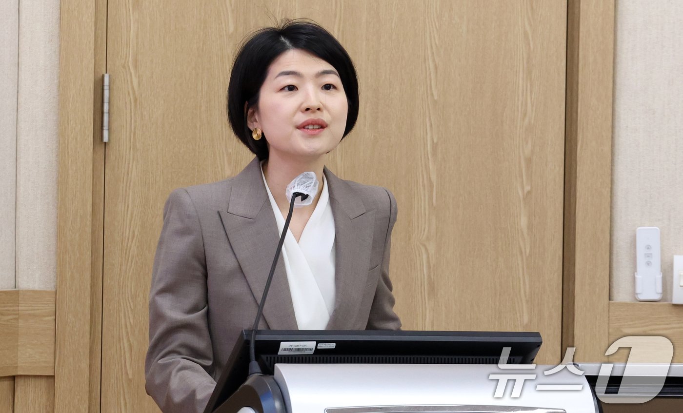 본문 이미지 - 한지아 국민의힘 제22대 국회의원 당선인이 29일 오전 서울 종로구 서울대학교 의과대학 융합관에서 열린 서울대학교 의대·서울대병원 교수협의회 비상대책위원회, '모두를 위한 의료개혁 : 우리가 처한 현실과 미래' 토론회에서 축사를 하고 있다. 2024.5.29/뉴스1