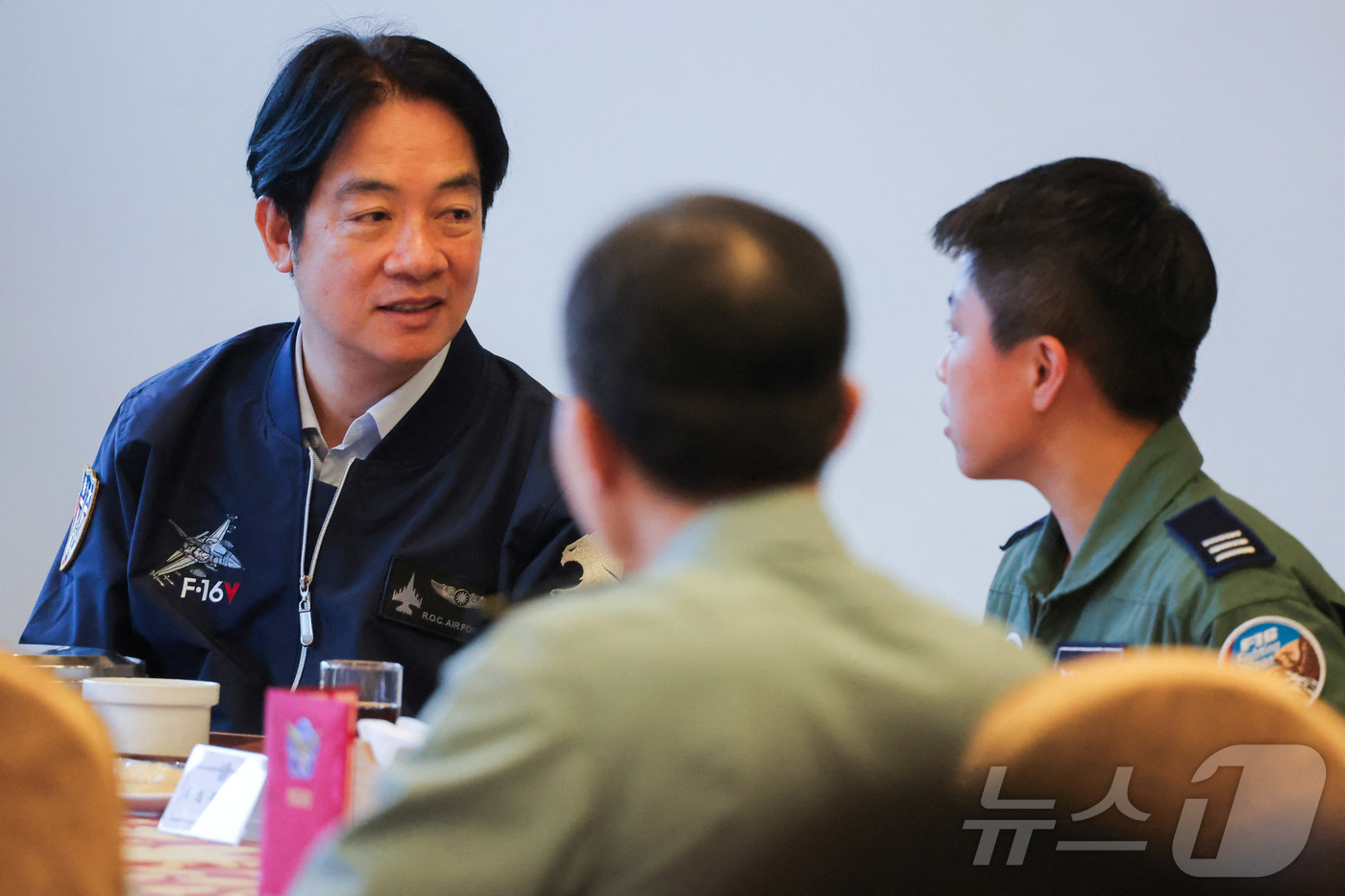 (화롄 로이터=뉴스1) 우동명 기자 = 라이칭더 대만 총통이 28일(현지시간) 화롄의 공군 기지를 방문해 장병들과 이야기를 나누고 있다. 2024.05.29ⓒ 로이터=뉴스1