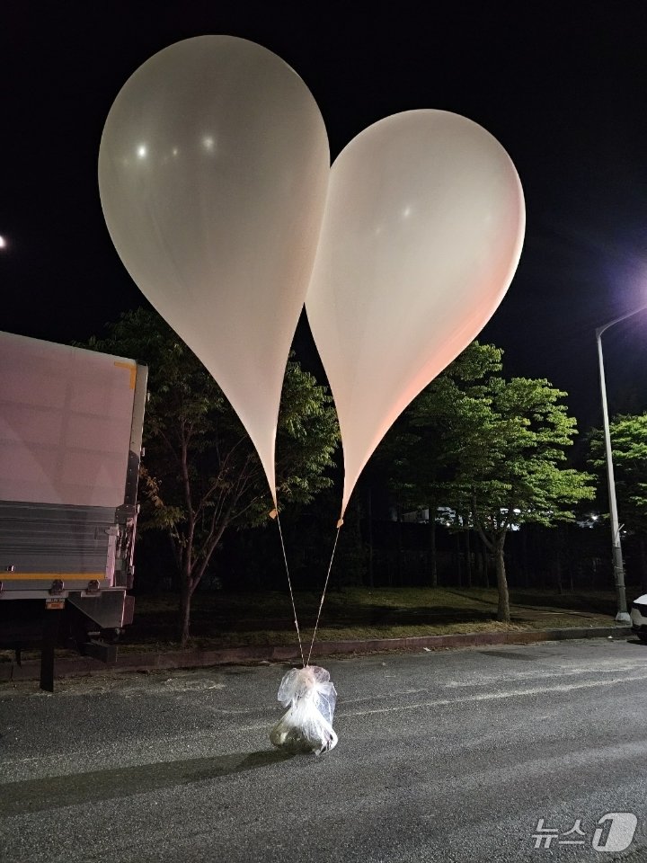 본문 이미지 - 합동참모본부는 북한의 대남전단으로 추정되는 &#39;미상물체&#39;가 경기·강원 접적지역 일대에서 식별됐다고 29일 밝혔다. 전국 곳곳에서 북한이 보낸 것으로 추정되는 대남 &#39;휴지짝·오물짝&#39;을 발견했다는 목격담이 이어졌다. 사진은 충남지역에서 발견된 대남전단 풍선 추정 물체. &#40;합동참모본부 제공&#41; 2024.5.29/뉴스1
