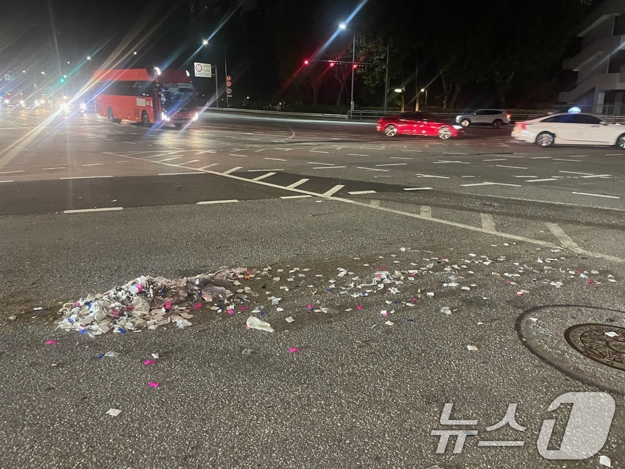 본문 이미지 - 29일 서울지역에서 발견된 북한 대남풍선. (합동참모본부 제공) 2024.5.29/뉴스1