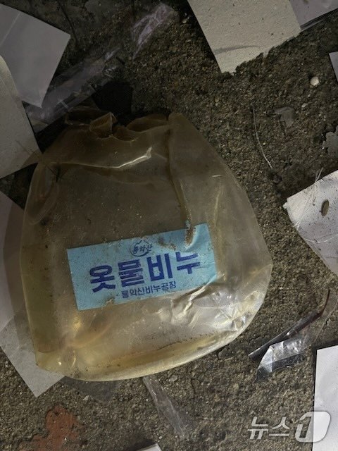 본문 이미지 - 합동참모본부는 북한의 대남전단으로 추정되는 '미상물체'가 경기·강원 접적지역 일대에서 식별됐다고 29일 밝혔다. 전국 곳곳에서 북한이 보낸 것으로 추정되는 대남 '휴지짝·오물짝'을 발견했다는 목격담이 이어졌다. 사진은 서울지역에서 발견된 북한 대남풍선. (합동참모본부 제공) 2024.5.29/뉴스1