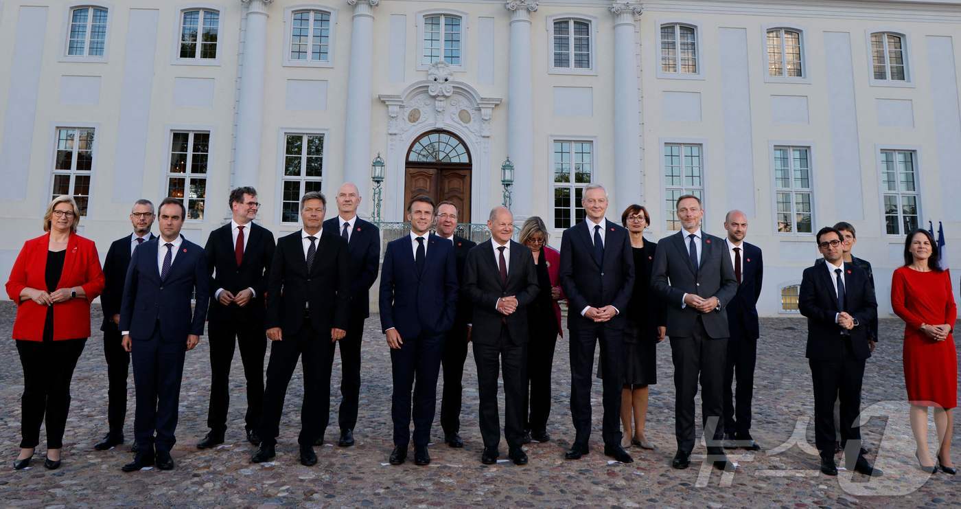 (메세베르그 AFP=뉴스1) 우동명 기자 = 에마뉘엘 마크롱 프랑스 대통령과 올라프 숄츠 독일 총리가 28일(현지시간) 메세베르그에 있는 숄로스 메세베르그 궁 앞에서 각료들과 포즈 …