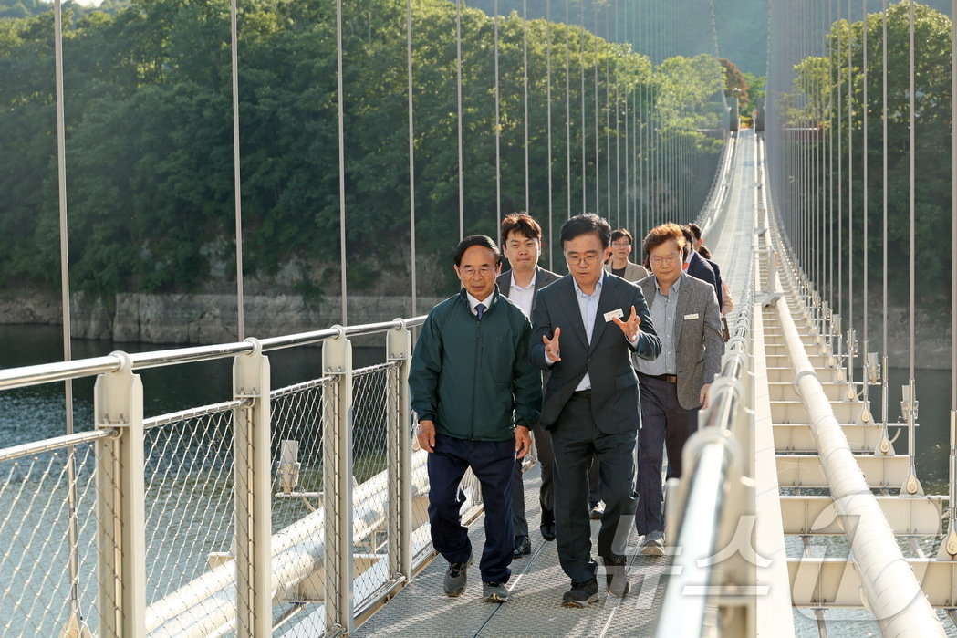 전북자치도 임실군을 방문한 진교훈 서울 강서구청장&#40;오른쪽&#41;이 심민 임실군수와 옥정호 출렁다리를 걷고 있다.&#40;임실군제공&#41;2024.5.29/뉴스1