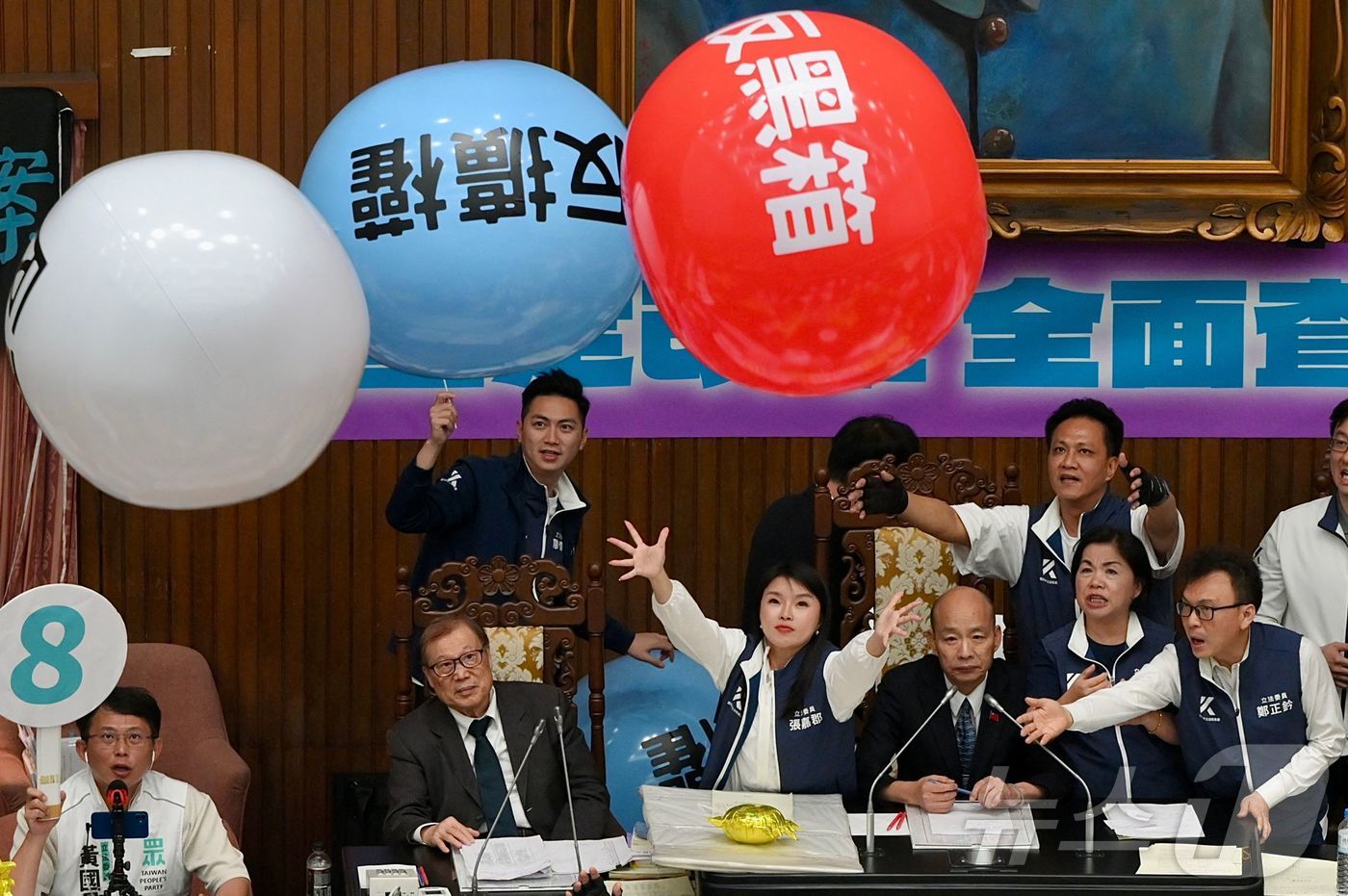 (AFP=뉴스1) 강민경 기자 = 대만의 국회격인 입법원에서 과반을 차지한 야당 국민당을 저지하기 위해 민진당이 날린 풍선이 회의장 안을 돌아다니고 있다. 2024.5.28ⓒ AF …